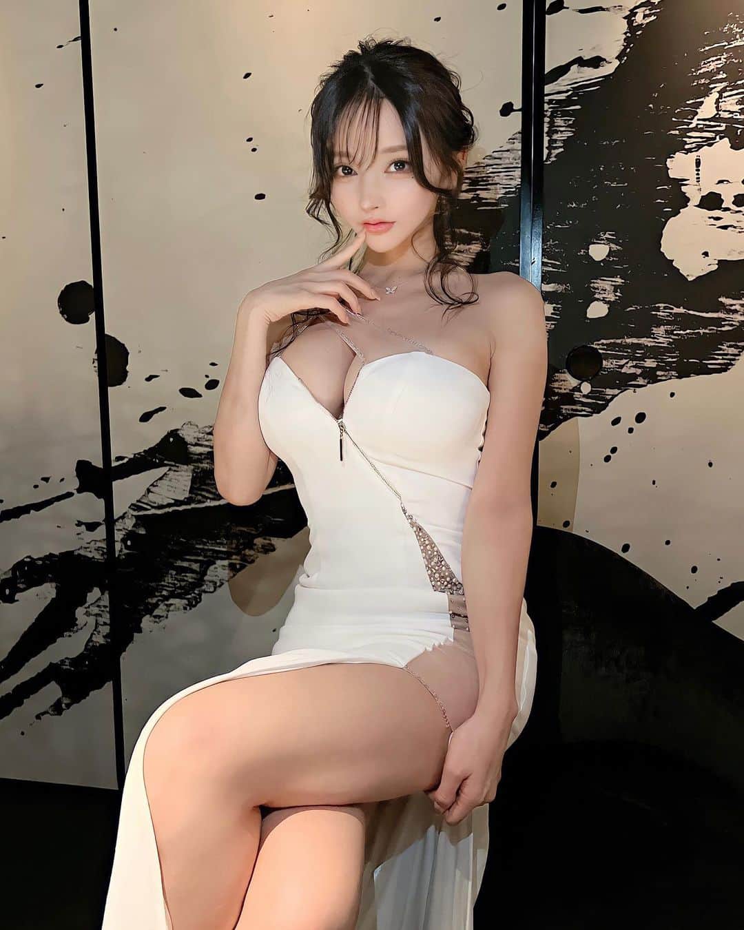 のインスタグラム：「白ドレスにアップヘアはテッパン🤍  #六本木 #美人茶屋 #キャバクラ #キャバ嬢 #キャバドレス #ローブドフルール #robedefleurs」