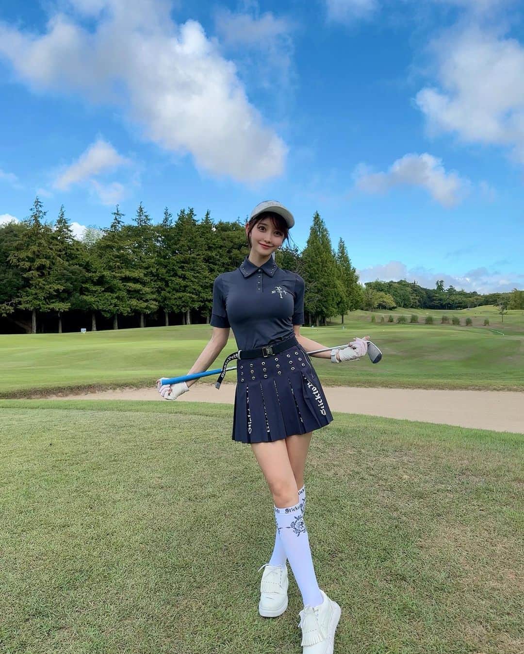 MAYUさんのインスタグラム写真 - (MAYUInstagram)「. 今までフィッティングをした事がなかったんだけど 初めてのフィッティングに行って、おすすめされた 地クラブの @mysterygolf_japan に変えてみたよ〜🏌️‍♀️✨ ウェッジのみ @romaro_japan  パターは変わらず @benockputter  グリップも相変わらず全て @iomic_official 💙 今回はブルーでカッコいい感じに😆🌟🌟 . ここのところ全然ゴルフ行けてないけど 10月からは多分もっと行けると思うので、 ゴルフ投稿沢山復活予定です🫡⛳️ . ウェアもすでに沢山ゲットしてるから 着るのが楽しみ〜😆💖 . . #ゴルフ女子#ゴルフ#ゴルフウェア#ペルトゴルフ#ミステリー#ミステリーゴルフ#ゴルフクラブ#ロマロ#ロマロゴルフ#イオミック#京カントリークラブ #golf#golfwear#golflife#golfswing#iomic#romaro#romarogolf#peltgolf#mysterygolf」9月19日 18時11分 - mayu.kina_golf