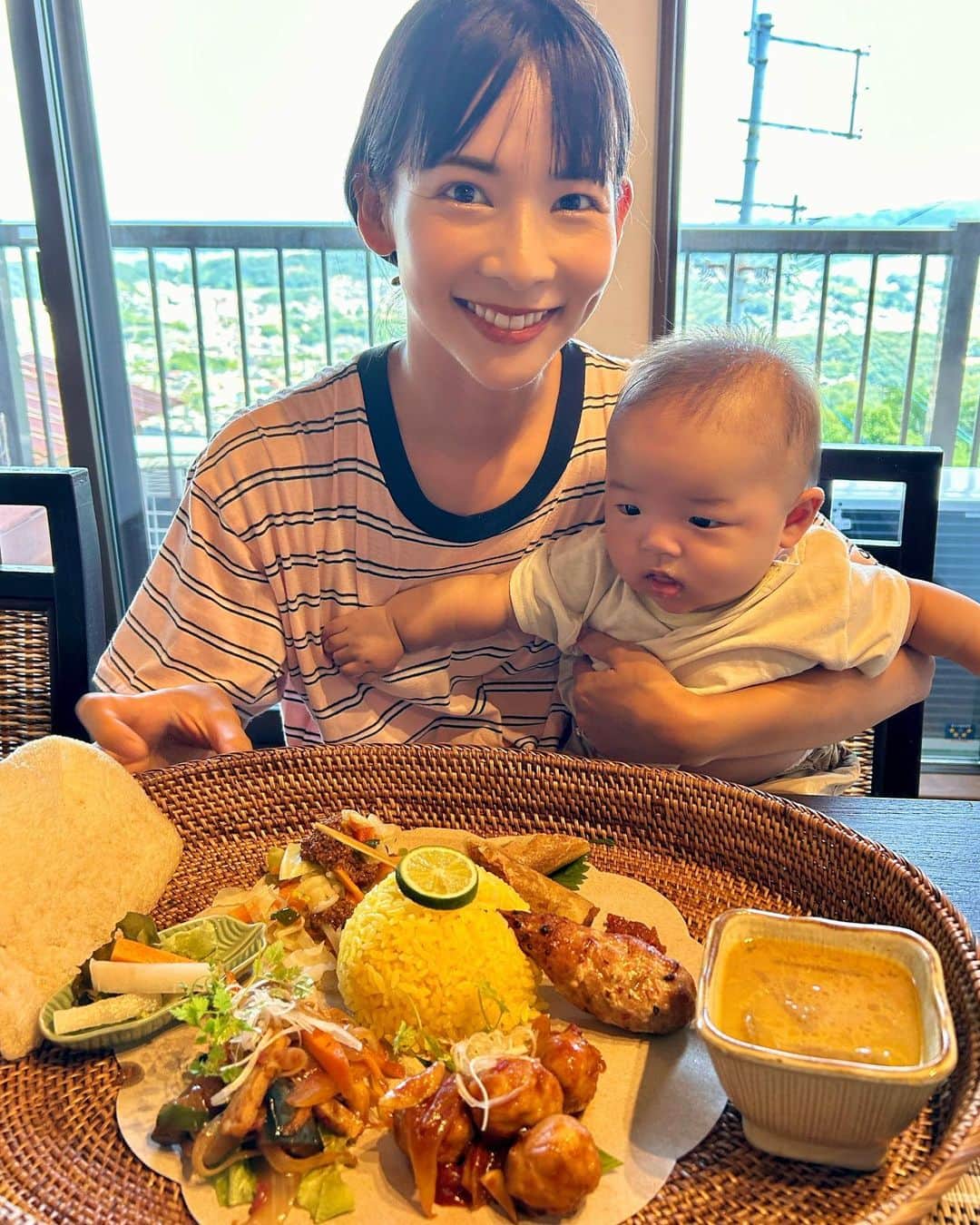 阪本智子さんのインスタグラム写真 - (阪本智子Instagram)「🍽️♡  ここのインドネシア料理美味しかったなぁ😍 (かのあめっちゃ見てる😂笑)  生駒【摩波楽茶屋】  本格的なインドネシア料理で、野菜もたっぷり取れるし、一つ一つの料理が美味しかった！ ココナッツカレーまた食べたい🤤🩷  ランチ後は、生駒ケーブルにのって🚃 ボーネルンドが監修した「PLAY PEAK ITADAKI（プレイ ピーク イタダキ）」へ🏝️  あおくん水遊びを全力で楽しんでました🤣👌✨  #生駒山上遊園地 #playpeakitadaki #生駒カフェ #インドネシア料理 #兄弟ママ #阪本智子」9月19日 18時11分 - tomoko_sakamoto423