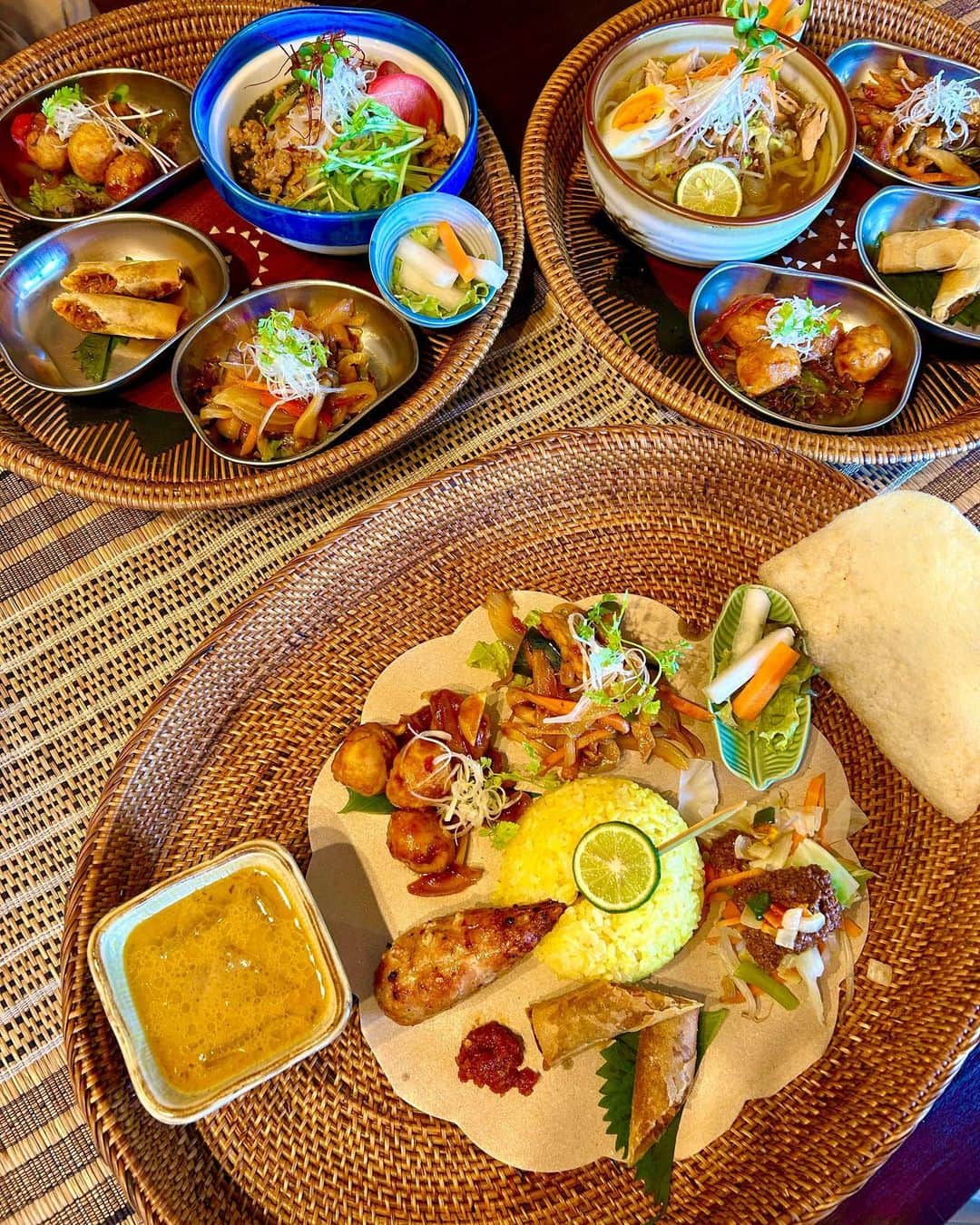阪本智子さんのインスタグラム写真 - (阪本智子Instagram)「🍽️♡  ここのインドネシア料理美味しかったなぁ😍 (かのあめっちゃ見てる😂笑)  生駒【摩波楽茶屋】  本格的なインドネシア料理で、野菜もたっぷり取れるし、一つ一つの料理が美味しかった！ ココナッツカレーまた食べたい🤤🩷  ランチ後は、生駒ケーブルにのって🚃 ボーネルンドが監修した「PLAY PEAK ITADAKI（プレイ ピーク イタダキ）」へ🏝️  あおくん水遊びを全力で楽しんでました🤣👌✨  #生駒山上遊園地 #playpeakitadaki #生駒カフェ #インドネシア料理 #兄弟ママ #阪本智子」9月19日 18時11分 - tomoko_sakamoto423