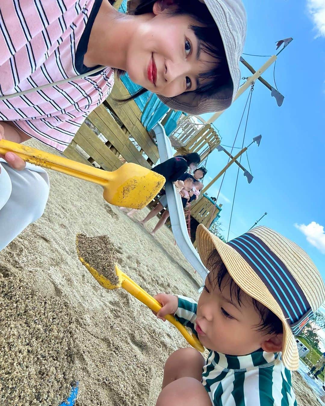 阪本智子さんのインスタグラム写真 - (阪本智子Instagram)「🍽️♡  ここのインドネシア料理美味しかったなぁ😍 (かのあめっちゃ見てる😂笑)  生駒【摩波楽茶屋】  本格的なインドネシア料理で、野菜もたっぷり取れるし、一つ一つの料理が美味しかった！ ココナッツカレーまた食べたい🤤🩷  ランチ後は、生駒ケーブルにのって🚃 ボーネルンドが監修した「PLAY PEAK ITADAKI（プレイ ピーク イタダキ）」へ🏝️  あおくん水遊びを全力で楽しんでました🤣👌✨  #生駒山上遊園地 #playpeakitadaki #生駒カフェ #インドネシア料理 #兄弟ママ #阪本智子」9月19日 18時11分 - tomoko_sakamoto423