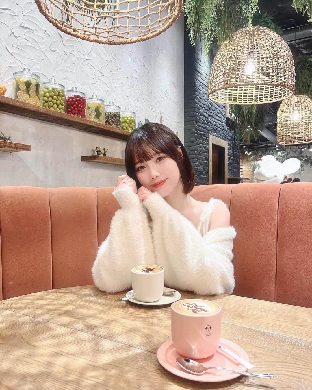 MAJUのインスタグラム：「Girly day..🧁♡  夏終わっちゃうの寂しいけど秋服好きだからたのしみ..🤎  もふもふの可愛いお洋服は @ambreneige_official さんの新作🐰🤍  そして @deicy_shinjuku にて @rkshiiap さんが マツパしてくださって、ぎゃんぎゃんにあがってる🙈  ありがとうございます♡♡  . . #ambreneige #アンブルネージュ」