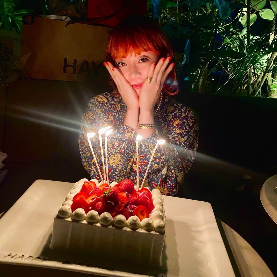 ゆしんのインスタグラム：「不老の秘薬でも飲んでいるんじゃないか…と思うぐらい年々若返っているみんな大好き亜美パイセンが半世紀をお迎えになられました… @ami_onuki 🦋✨とっても身内だけのお祝いの中に、ただただ顔とスタイルが綺麗なだけのオネエもお誘いして頂いて嬉しみ〜←🤷‍♀️これからも妖怪口外禁止トークで笑い合いましょ〜‼︎まずはもう一人の妖怪が帰国したら新大久保で韓国料理爆食ツアー‼︎改めておめでとうなのぉぉお💐SUKI🫶  #亜美の沈黙」