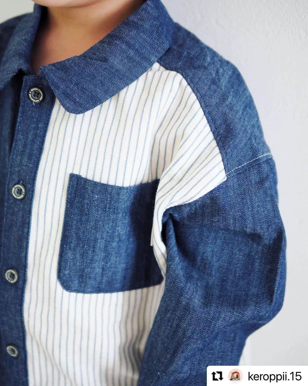 エフオーオンラインストア 子供服さんのインスタグラム写真 - (エフオーオンラインストア 子供服Instagram)「#Repost @keroppii.15  ・・・ . @foonline さま @apres__official さまの お洋服着用させていただきました🫶 . さななぎリンクコーデ🫣💛 デニムでリンクたまらん！可愛い🥰 . なぎのシャツは 異素材切り替えになってて 1枚でお洒落に着こなせるし めっちゃ好き♡♡ . さなのワンピは お袖のとこポワンってなってて ふんわりシルエットが可愛い♡ . . リンクコーデ出来るアイテムが たくさんあるから ぜひぜひのぞいてみてね🙈💓 . . . なぎ/𝟷𝟶𝟸𝚌𝚖/𝟷𝟺𝚔𝚐/𝟷𝟷𝟶𝚜𝚒𝚣𝚎着用 さな/𝟷𝟷𝟸𝚌𝚖/𝟷𝟻𝚔𝚐/𝟷𝟸𝟶𝚜𝚒𝚣𝚎着用 ✼••┈┈┈┈••✼••┈┈┈┈••✼ アプレレクール #𝚅𝟺𝟶𝟾𝟿𝟶𝟹 ︎︎︎︎☑︎【リンク】異素材切替シャツ ︎︎︎︎☑︎𝚌𝚘𝚕𝚘𝚛 ストライプ柄 ︎︎︎︎☑︎𝚙𝚛𝚒𝚌𝚎 ￥𝟹,𝟼𝟹𝟶(税込)  アプレレクール #𝚅𝟺𝟸𝟷𝟶𝟷𝟹 ︎︎︎︎☑︎スキニー𝟷𝟶部丈 ︎︎︎︎☑︎𝚌𝚘𝚕𝚘𝚛 ブラック ︎︎︎︎☑︎𝚙𝚛𝚒𝚌𝚎 ￥𝟸,𝟶𝟿𝟶(税込)  アプレレクール #𝚅𝟺𝟷𝟽𝟶𝟾𝟹 ︎︎︎︎☑︎【リンク】まいにちワンピ ︎︎︎︎☑︎𝚌𝚘𝚕𝚘𝚛 ブルー ︎︎︎︎☑︎𝚙𝚛𝚒𝚌𝚎 ￥𝟸,𝟶𝟿𝟶(税込 . . .  #foonline#foonline_kidsphoto#foonline公式アンバサダー#姉弟#姉弟リンクコーデ#姉弟リンク#リンクコーデ#4人のママ#4人育児#コーデ記録#むすこーで#むすめこーで#4児ママ#子育てグラム#コドモノ#ベビフル#親バカ#親バカ部#ママカメラ」9月19日 18時05分 - foonline