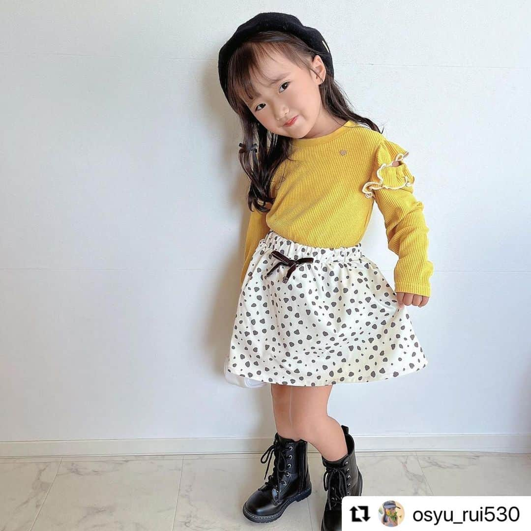 エフオーオンラインストア 子供服さんのインスタグラム写真 - (エフオーオンラインストア 子供服Instagram)「#Repost @osyu_rui530  ・・・ ❤︎  @foonline  sama @apres__official  sama  AWのお洋服を着用させていただきました☺️  ☑︎【Web限定】肩フリルスリットTシャツ 品番　#V406983  ☑︎インパン付きギャザースカート 品番　　#V418013  103cm/110cm着用  大好きなフリル&肩出しトップス可愛すぎる🥹♡ ワッフル素材で、少し涼しくなってきたら着せやすいトップスです✨ 全４色どのお色も可愛くて、これは色違いも欲しくなります☺️♡  ギャザースカートはインパン付きでお出かけ用でも普段使いでも万能なので、1枚は持っておきたいアイテム☝️ ハリのある素材で、ふわっとしてくれて形も完璧✨ 人気のチェック柄やハート柄、 合わせやすいデニムやピンク色などカラーもとても豊富です😍 すずが今回着用させていただいたアイボリーは、淡いアニマル柄でコーデをおしゃれにも可愛くも見せてくれるので、 とてもおすすめです💖 ぜひどちらもチェックしてみてください🥰  動画はいつもより沢山回っております🙇笑笑  #foonline公式アンバサダー  #アプレレクール #apreslescours #2023AW#アニマル柄#5歳#むすめふく#おんなのこママ #kidsfashion」9月19日 18時05分 - foonline