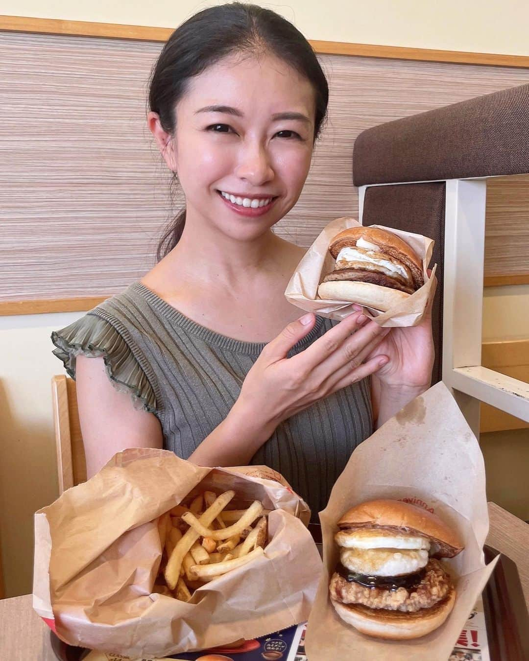 こままりえのインスタグラム：「娘ちゃんと一足早いお月見🎑 ファーストキッチンで月見バーガー食べてきました🍔  私が新商品の食べた月見もっちバーガーは たまごとおもちのコラボが最高 これぞ @wendys_firstkitchen_official の 月見バーガーって感じ🍔🌝✨  もっちりとした丸餅入りだから 食べ応えバッチリ🤭 コク甘みそダレもたっぷり濃厚だし 和の旨味が味わえて全体的に満足感ある〜🎵  娘ちゃんが食べた 月見もっちチキン竜田バーガーも 一口もらいましたが ジューシーで美味しかった😋  食欲の秋楽しんでいきたいな〜🤍  #PR #ウェンディーズ #ファーストキッチン #月見バーガー #ウェンディーズファーストキッチン #月見もっちバーガー #月見もっちチキン竜田バーガー #もっちバーガー #もっちチキン竜田バーガー #お月見 #秋の味覚 #食欲の秋 #ハンバーガー #ファーストフード #子連れランチ #子連れグルメ #娘ちゃんの成長記録 #6歳5ヶ月」