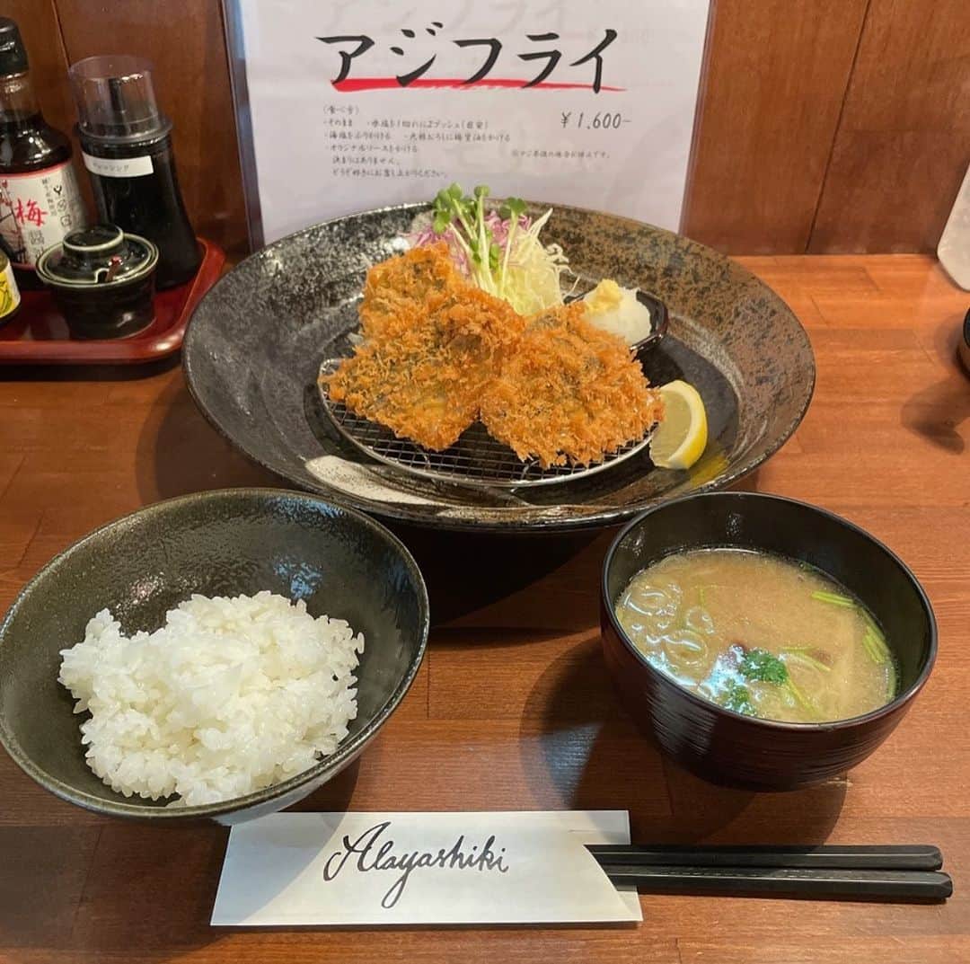 ごはんですよさんのインスタグラム写真 - (ごはんですよInstagram)「宇宙一のアジフライだ、ってかとうと同じく新屋敷さんが大好きな同志(今は鰯料理にハマっているらしい)と騒いでいたのは2年前。  あの頃もアジフライに対する表現の全てが半端なく凄かったのに。凄みが増してて怖かった。  唐突に襲いかかってきた新屋敷さんのアジフライ欲を満たすためランチを予約、スキップに喜びの小躍りを交えてお店へ向かう。  中は相変わらず隅々まで掃除が行き渡った綺麗な空気。 こういうお店の空気をスンスン嗅ぎたくなるのはかとうだけだろうか。  宇宙一のアジフライはやっぱり宇宙一だった。 卓上調味料にお洒落な水塩なるものがあったからアジフライにワンプッシュかけて食べてみた。 この食べ方すごいわ。アジフライの塩味にスッと馴染んで旨みを引き締めてくれてた。  だがしかしだ。 アジフライがあんまりにも美味し過ぎて何も付けないでそのままいただくが一番だった。が、またも今回の結論。  前より増してアジフライは身の旨みに磨きがかかる…….否、そんな言葉じゃ足りんな。究極の更に上をいった領域に到達してた。  こんなにも美しいアジフライは他にない。  水塩はアジフライより隼人さんが育てたぴかぴかのご飯にワンプッシュかけて食べた方がかとうは好きだった。塩おむすびみたいな感じで。  そんでこのご飯もすんごいのよ。 高級店で出してくれる土鍋で炊き上げた特Aお米よりもかとうは凄く好きだった。  このご飯だけでお店が爆発的人気で成立すると思う。 売って欲しいくらいだ。  やっぱり新屋敷さん強過ぎる。 何もかもが。  #酒肴新屋敷 #高田馬場ランチ #アジフライ」9月19日 18時12分 - pakupakumeshi