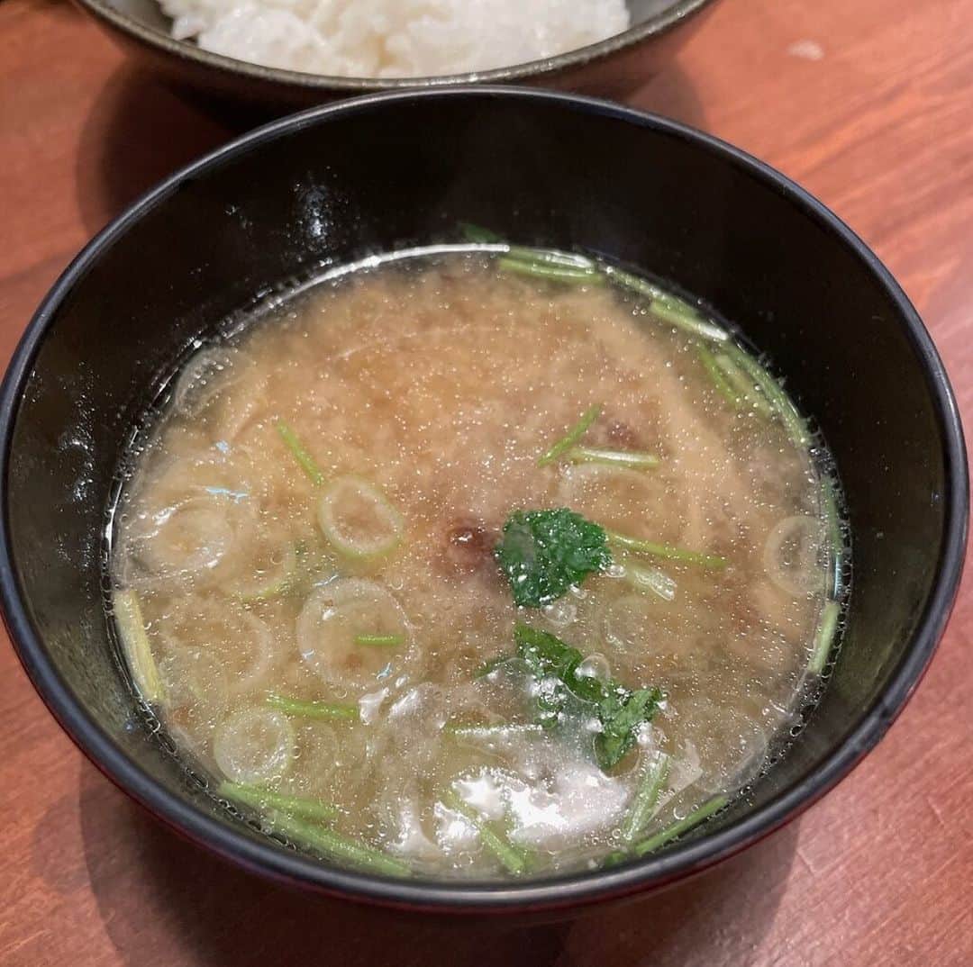 ごはんですよさんのインスタグラム写真 - (ごはんですよInstagram)「宇宙一のアジフライだ、ってかとうと同じく新屋敷さんが大好きな同志(今は鰯料理にハマっているらしい)と騒いでいたのは2年前。  あの頃もアジフライに対する表現の全てが半端なく凄かったのに。凄みが増してて怖かった。  唐突に襲いかかってきた新屋敷さんのアジフライ欲を満たすためランチを予約、スキップに喜びの小躍りを交えてお店へ向かう。  中は相変わらず隅々まで掃除が行き渡った綺麗な空気。 こういうお店の空気をスンスン嗅ぎたくなるのはかとうだけだろうか。  宇宙一のアジフライはやっぱり宇宙一だった。 卓上調味料にお洒落な水塩なるものがあったからアジフライにワンプッシュかけて食べてみた。 この食べ方すごいわ。アジフライの塩味にスッと馴染んで旨みを引き締めてくれてた。  だがしかしだ。 アジフライがあんまりにも美味し過ぎて何も付けないでそのままいただくが一番だった。が、またも今回の結論。  前より増してアジフライは身の旨みに磨きがかかる…….否、そんな言葉じゃ足りんな。究極の更に上をいった領域に到達してた。  こんなにも美しいアジフライは他にない。  水塩はアジフライより隼人さんが育てたぴかぴかのご飯にワンプッシュかけて食べた方がかとうは好きだった。塩おむすびみたいな感じで。  そんでこのご飯もすんごいのよ。 高級店で出してくれる土鍋で炊き上げた特Aお米よりもかとうは凄く好きだった。  このご飯だけでお店が爆発的人気で成立すると思う。 売って欲しいくらいだ。  やっぱり新屋敷さん強過ぎる。 何もかもが。  #酒肴新屋敷 #高田馬場ランチ #アジフライ」9月19日 18時12分 - pakupakumeshi