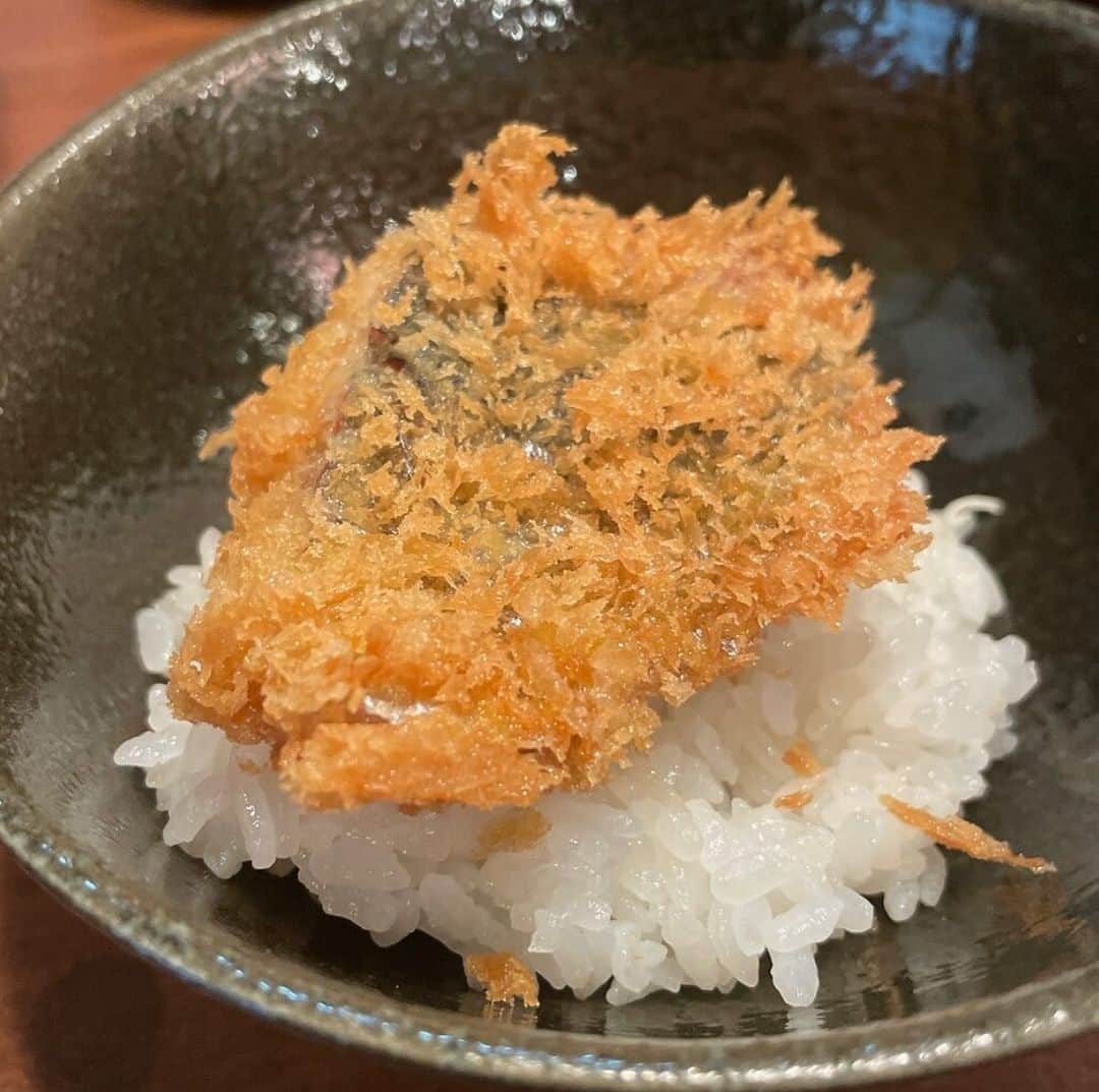 ごはんですよさんのインスタグラム写真 - (ごはんですよInstagram)「宇宙一のアジフライだ、ってかとうと同じく新屋敷さんが大好きな同志(今は鰯料理にハマっているらしい)と騒いでいたのは2年前。  あの頃もアジフライに対する表現の全てが半端なく凄かったのに。凄みが増してて怖かった。  唐突に襲いかかってきた新屋敷さんのアジフライ欲を満たすためランチを予約、スキップに喜びの小躍りを交えてお店へ向かう。  中は相変わらず隅々まで掃除が行き渡った綺麗な空気。 こういうお店の空気をスンスン嗅ぎたくなるのはかとうだけだろうか。  宇宙一のアジフライはやっぱり宇宙一だった。 卓上調味料にお洒落な水塩なるものがあったからアジフライにワンプッシュかけて食べてみた。 この食べ方すごいわ。アジフライの塩味にスッと馴染んで旨みを引き締めてくれてた。  だがしかしだ。 アジフライがあんまりにも美味し過ぎて何も付けないでそのままいただくが一番だった。が、またも今回の結論。  前より増してアジフライは身の旨みに磨きがかかる…….否、そんな言葉じゃ足りんな。究極の更に上をいった領域に到達してた。  こんなにも美しいアジフライは他にない。  水塩はアジフライより隼人さんが育てたぴかぴかのご飯にワンプッシュかけて食べた方がかとうは好きだった。塩おむすびみたいな感じで。  そんでこのご飯もすんごいのよ。 高級店で出してくれる土鍋で炊き上げた特Aお米よりもかとうは凄く好きだった。  このご飯だけでお店が爆発的人気で成立すると思う。 売って欲しいくらいだ。  やっぱり新屋敷さん強過ぎる。 何もかもが。  #酒肴新屋敷 #高田馬場ランチ #アジフライ」9月19日 18時12分 - pakupakumeshi