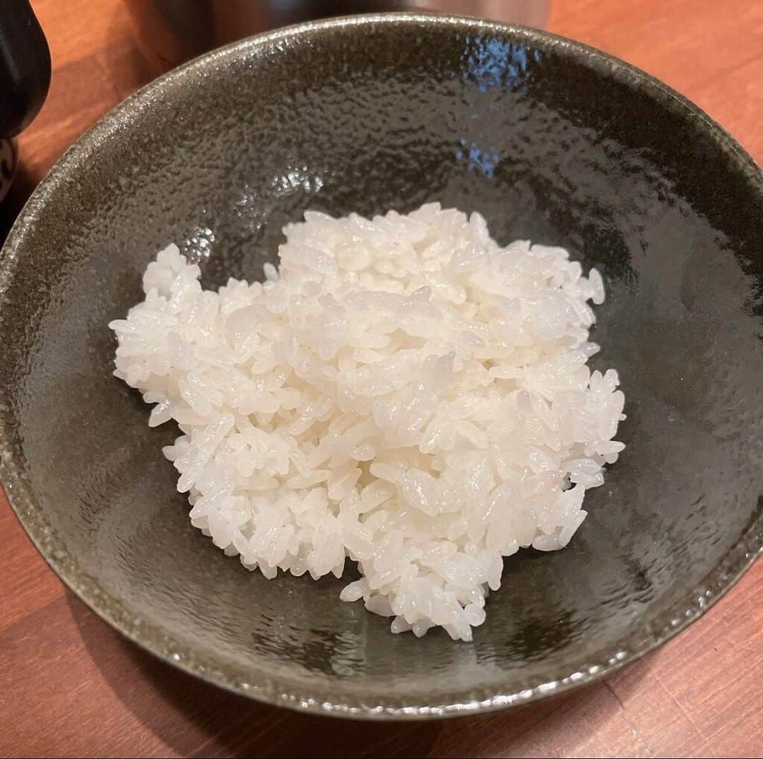 ごはんですよさんのインスタグラム写真 - (ごはんですよInstagram)「宇宙一のアジフライだ、ってかとうと同じく新屋敷さんが大好きな同志(今は鰯料理にハマっているらしい)と騒いでいたのは2年前。  あの頃もアジフライに対する表現の全てが半端なく凄かったのに。凄みが増してて怖かった。  唐突に襲いかかってきた新屋敷さんのアジフライ欲を満たすためランチを予約、スキップに喜びの小躍りを交えてお店へ向かう。  中は相変わらず隅々まで掃除が行き渡った綺麗な空気。 こういうお店の空気をスンスン嗅ぎたくなるのはかとうだけだろうか。  宇宙一のアジフライはやっぱり宇宙一だった。 卓上調味料にお洒落な水塩なるものがあったからアジフライにワンプッシュかけて食べてみた。 この食べ方すごいわ。アジフライの塩味にスッと馴染んで旨みを引き締めてくれてた。  だがしかしだ。 アジフライがあんまりにも美味し過ぎて何も付けないでそのままいただくが一番だった。が、またも今回の結論。  前より増してアジフライは身の旨みに磨きがかかる…….否、そんな言葉じゃ足りんな。究極の更に上をいった領域に到達してた。  こんなにも美しいアジフライは他にない。  水塩はアジフライより隼人さんが育てたぴかぴかのご飯にワンプッシュかけて食べた方がかとうは好きだった。塩おむすびみたいな感じで。  そんでこのご飯もすんごいのよ。 高級店で出してくれる土鍋で炊き上げた特Aお米よりもかとうは凄く好きだった。  このご飯だけでお店が爆発的人気で成立すると思う。 売って欲しいくらいだ。  やっぱり新屋敷さん強過ぎる。 何もかもが。  #酒肴新屋敷 #高田馬場ランチ #アジフライ」9月19日 18時12分 - pakupakumeshi