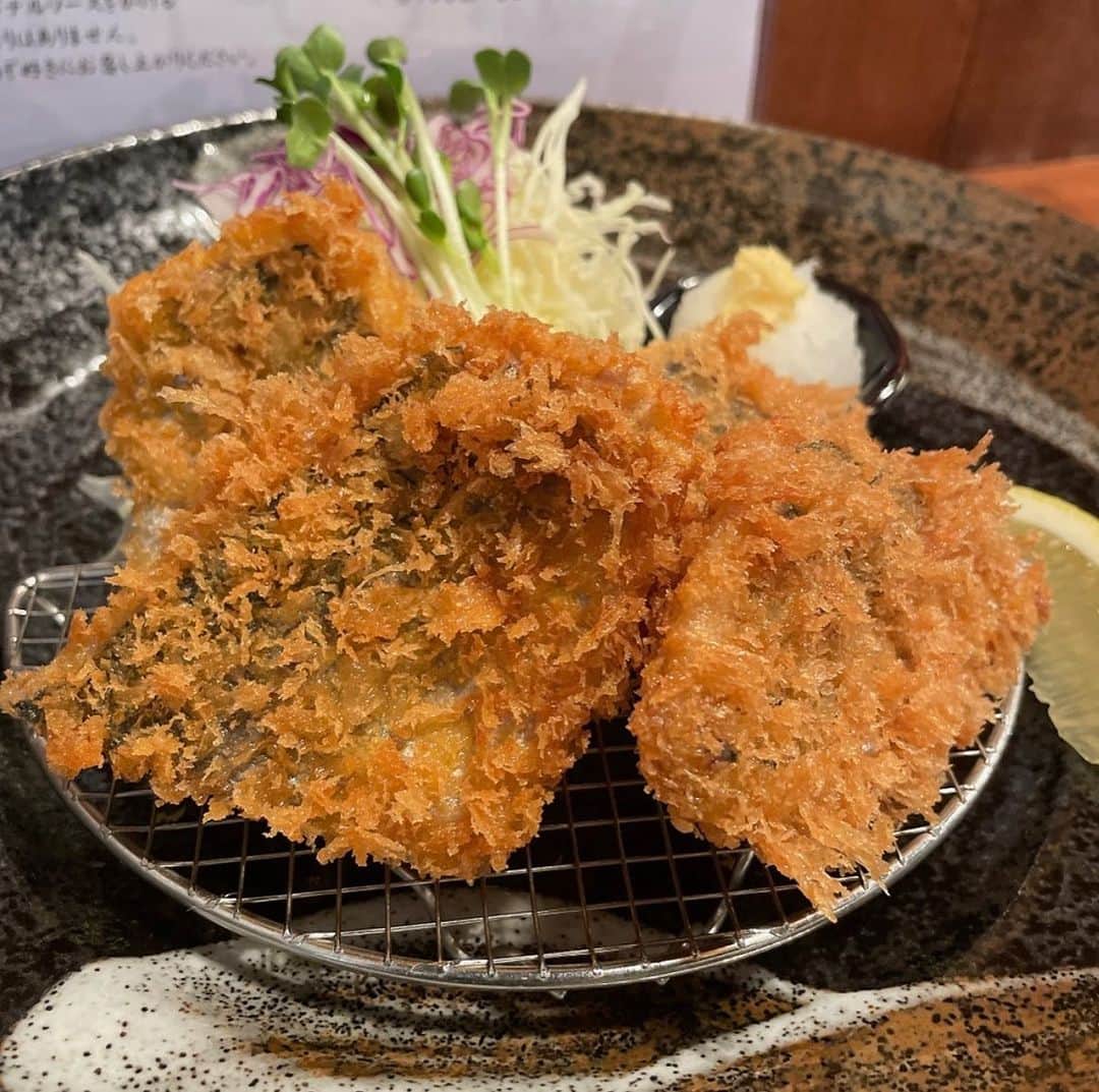 ごはんですよさんのインスタグラム写真 - (ごはんですよInstagram)「宇宙一のアジフライだ、ってかとうと同じく新屋敷さんが大好きな同志(今は鰯料理にハマっているらしい)と騒いでいたのは2年前。  あの頃もアジフライに対する表現の全てが半端なく凄かったのに。凄みが増してて怖かった。  唐突に襲いかかってきた新屋敷さんのアジフライ欲を満たすためランチを予約、スキップに喜びの小躍りを交えてお店へ向かう。  中は相変わらず隅々まで掃除が行き渡った綺麗な空気。 こういうお店の空気をスンスン嗅ぎたくなるのはかとうだけだろうか。  宇宙一のアジフライはやっぱり宇宙一だった。 卓上調味料にお洒落な水塩なるものがあったからアジフライにワンプッシュかけて食べてみた。 この食べ方すごいわ。アジフライの塩味にスッと馴染んで旨みを引き締めてくれてた。  だがしかしだ。 アジフライがあんまりにも美味し過ぎて何も付けないでそのままいただくが一番だった。が、またも今回の結論。  前より増してアジフライは身の旨みに磨きがかかる…….否、そんな言葉じゃ足りんな。究極の更に上をいった領域に到達してた。  こんなにも美しいアジフライは他にない。  水塩はアジフライより隼人さんが育てたぴかぴかのご飯にワンプッシュかけて食べた方がかとうは好きだった。塩おむすびみたいな感じで。  そんでこのご飯もすんごいのよ。 高級店で出してくれる土鍋で炊き上げた特Aお米よりもかとうは凄く好きだった。  このご飯だけでお店が爆発的人気で成立すると思う。 売って欲しいくらいだ。  やっぱり新屋敷さん強過ぎる。 何もかもが。  #酒肴新屋敷 #高田馬場ランチ #アジフライ」9月19日 18時12分 - pakupakumeshi