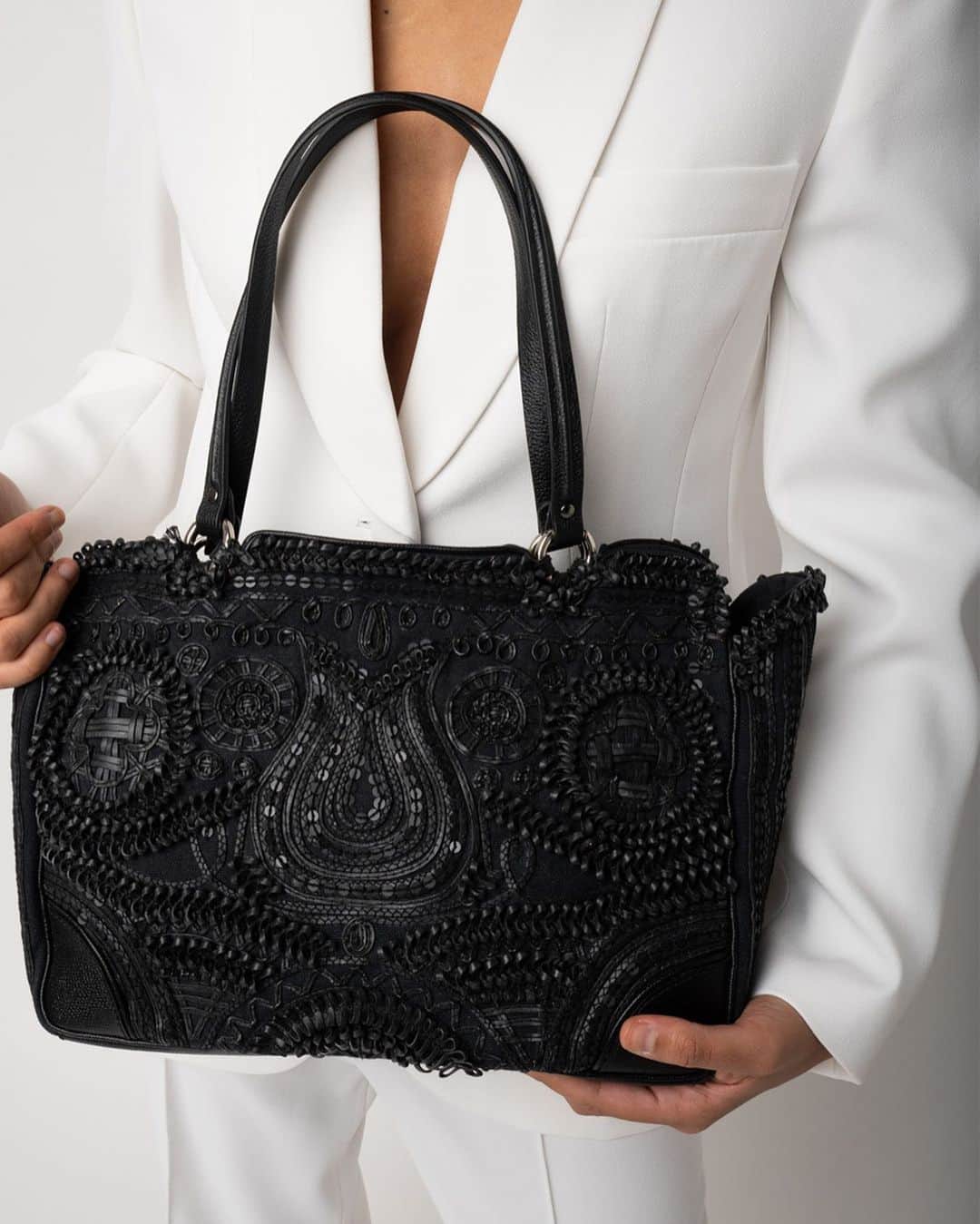 ジャマンピュエッシュのインスタグラム：「The Rodriguez is a unique bag featuring our signature embroidery technique using leather bands. #jaminpuech #uniquebag #leatherwork #leatherembroidery」