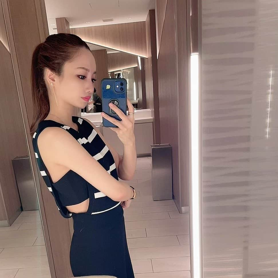 ひよこ先輩のインスタグラム：「🖤 この服どこやったっけ ( ｰ̀ὢｰ́ ) ｳ ~ ﾝ ･･･ 。 着たいのに見つからん🥷 . #でこ」