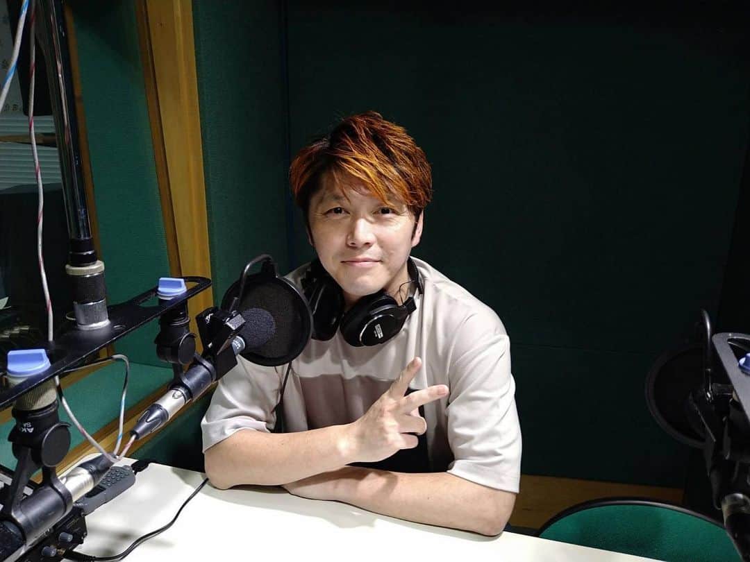 FLOWのインスタグラム：「📻RADIO📻  『FLOW KEIGOのトーク巡礼』 10月より四国地方ラジオ番組スタート📻✨  音楽の話はもちろん、他では聞けないパーソナルな話など、様々なゲストとトークを繰り広げます🗣️  ＜放送時間＞ ＦＭ愛媛　土曜日　26時00分～ ＦＭ高知　日曜日　24時00分～ ＦＭ徳島　日曜日　24時00分～ ＦＭ香川　日曜日　25時00分～  初回放送はFM愛媛9月30日(土)、その他の局は10月1日(日)となります🌟  四国地方でない方でも、radikoでお聴き頂けますので、是非ご視聴下さい😊🎶  #トーク巡礼」