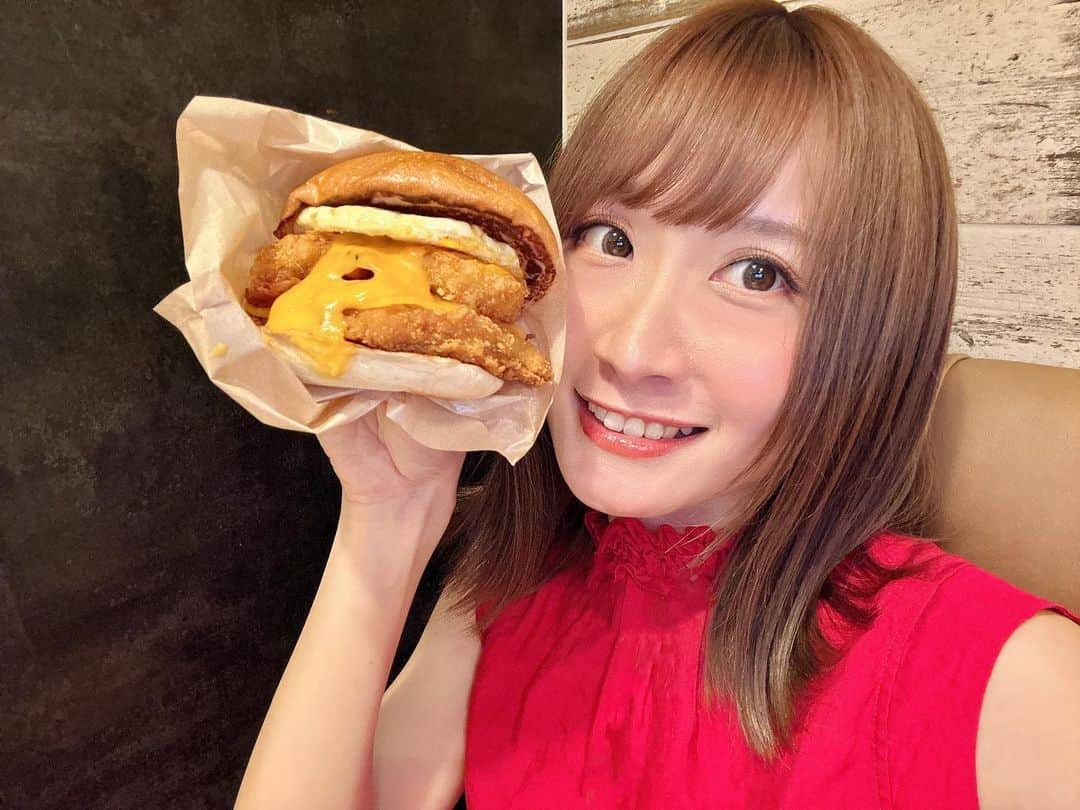 TONEAYUさんのインスタグラム写真 - (TONEAYUInstagram)「人生初！！月見バーガーデビュー😳🍔🎑 ⁡ ウェンディーズの〝帰ってきたアメリカン月見〟を食べました😋 ⁡ たまごとラウンドハッシュポテトで月見が表現されてて、濃厚チーズとカリカリベーコン、ハッシュポテトの絶妙な組み合わせのボリュームがすごい😆🧀🥔🥓 ⁡ 月見C.B.P.バーガーの方は、ウェンディーズオリジナルのジューシーなビーフ100%パティが食べ応えあって美味しい👍🏻 ⁡ 月見C.B.P.チキンフィレバーガーは、チキンが柔らかいし、しっかり味も付いていて、チキンフィレバーガー大好き芸人には満足度高かったです🫶 ⁡ ウェンディーズは、やっぱり美味しいな ~😋 ⁡ みんなも食べてみてください🤭🍔🎑 ⁡ Jr.サイズもあります👍🏻 ⁡ ⁡ #PR #ウェンディーズ #ファーストキッチン #月見バーガー #ウェンディーズファーストキッチン #ハンバーガー #hamburger」9月19日 18時13分 - toneayu