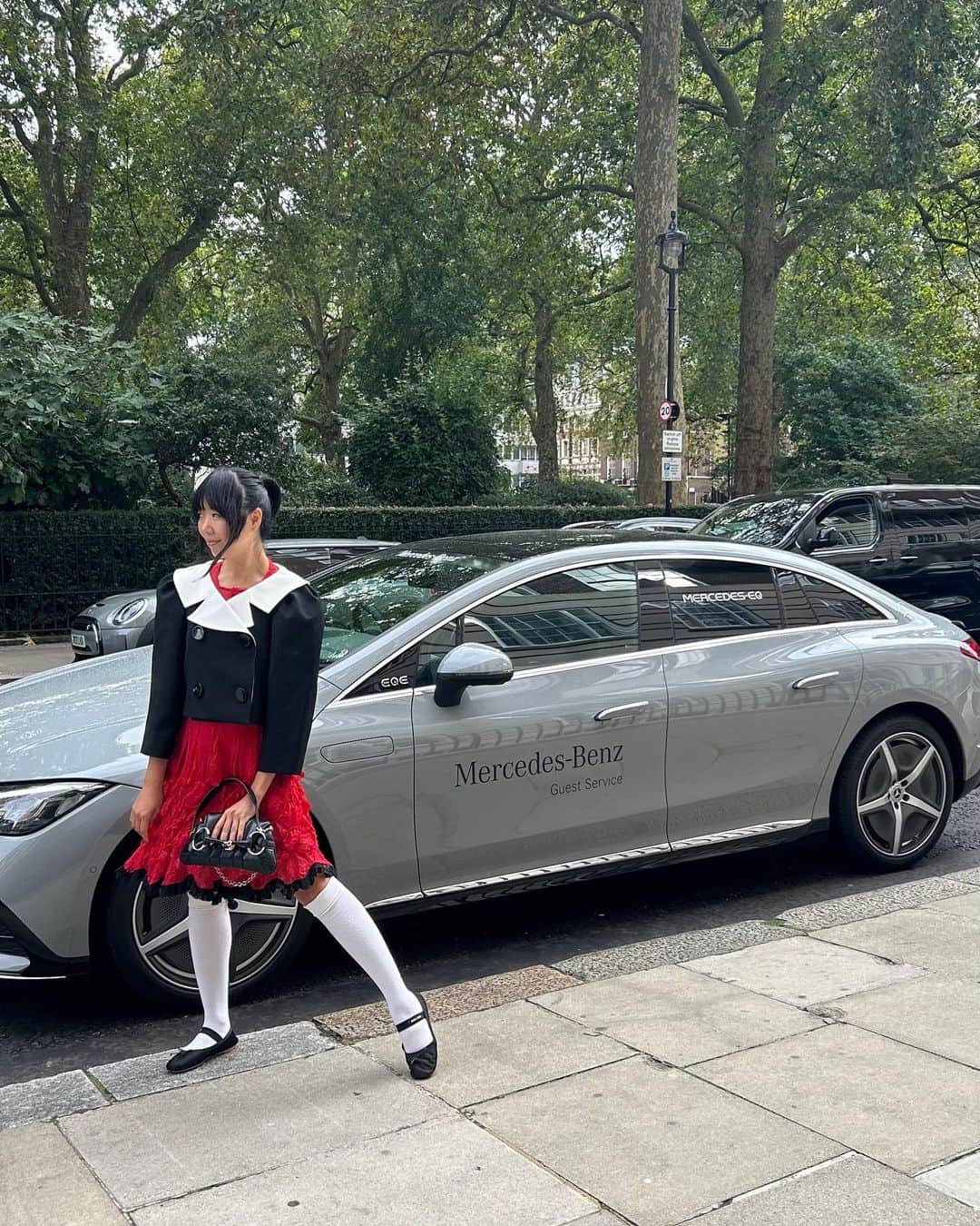 スージー・ロウのインスタグラム：「Back to school  @mercedesbenzuk traversing from W10 to E14 🫠 #MercedesBenzLFW Dressing haphazardly because most of my clothes are in storage because of the renovation, but managed to resurrect this Meadham Kirchhoff frock ❤️❤️❤️」