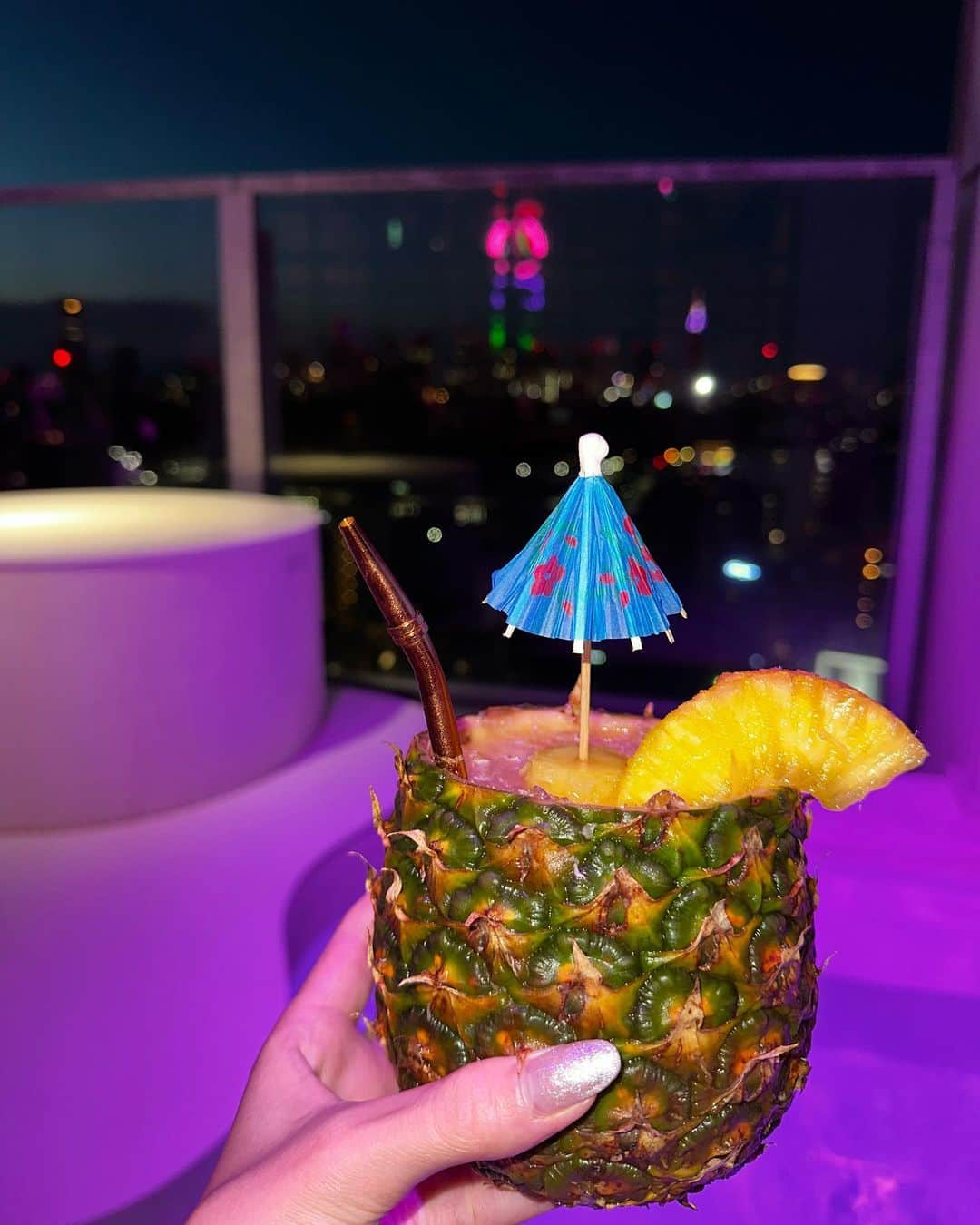 雨宮みずきさんのインスタグラム写真 - (雨宮みずきInstagram)「宮下パークのホテルの上にある roof top pool😎 渋谷を一望できたよ〜🌃✨ ソファ席を予約しておくとゆっくりできて良き🛋  @oyu_rooftop  @soak_jpn  アルコールもソフトドリンクも飲み放題で 温水だから寒くなくて良かった🍹🍸👌  パイナップルに入った映えなお酒を飲んだ 後は速攻ビール🍍🍺🍺🍺笑  化粧濃い目にヒョウ柄着たら さらに気が強そうに見えるよーー🤣😂🐆  #oyu_rooftop #soak_jpn #oyuterrace #宮下パーク #宮下公園 #sequencemiyashitapark #miyashitapark #shibuya #shibuyatokyo #rayardmiyashitapark」9月19日 18時13分 - ammymzk0926