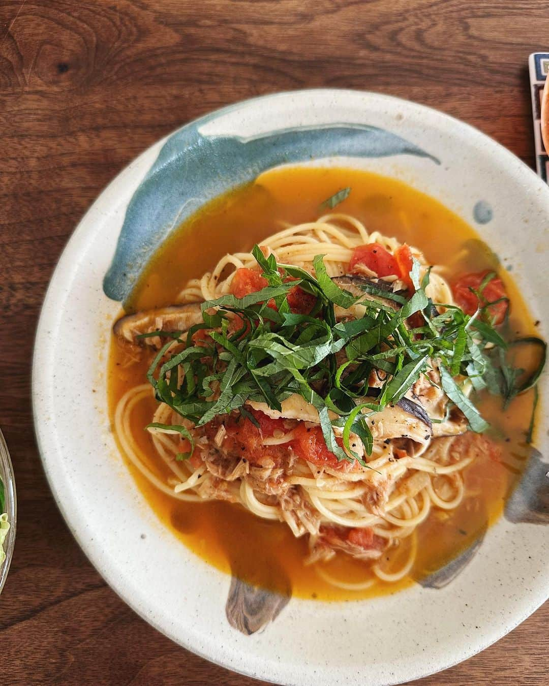 有末麻祐子のインスタグラム：「今日のお昼のパスタ🍝 が、うまく行った🥹 正直パスタってたまに失敗するの、わたしw 今日は完熟しきってきまったトマトが２つあったので🍅サラダでは出せないけど、こういう時助かるなよね！ ツナと椎茸とトマトをニンニクとオリーブオイルで炒めて、お酒も入れて塩胡椒を。 茹で汁をお玉3杯ちょっと入れて 醤油で隠し味と野菜ブイヨンを。 汁にトマトの色が出るくらい煮て パスタ合流！ たっぷりの大葉をかけて、和風トマトパスタの完成よん。 器は#佐々木康弘  さん #麻祐子飯」