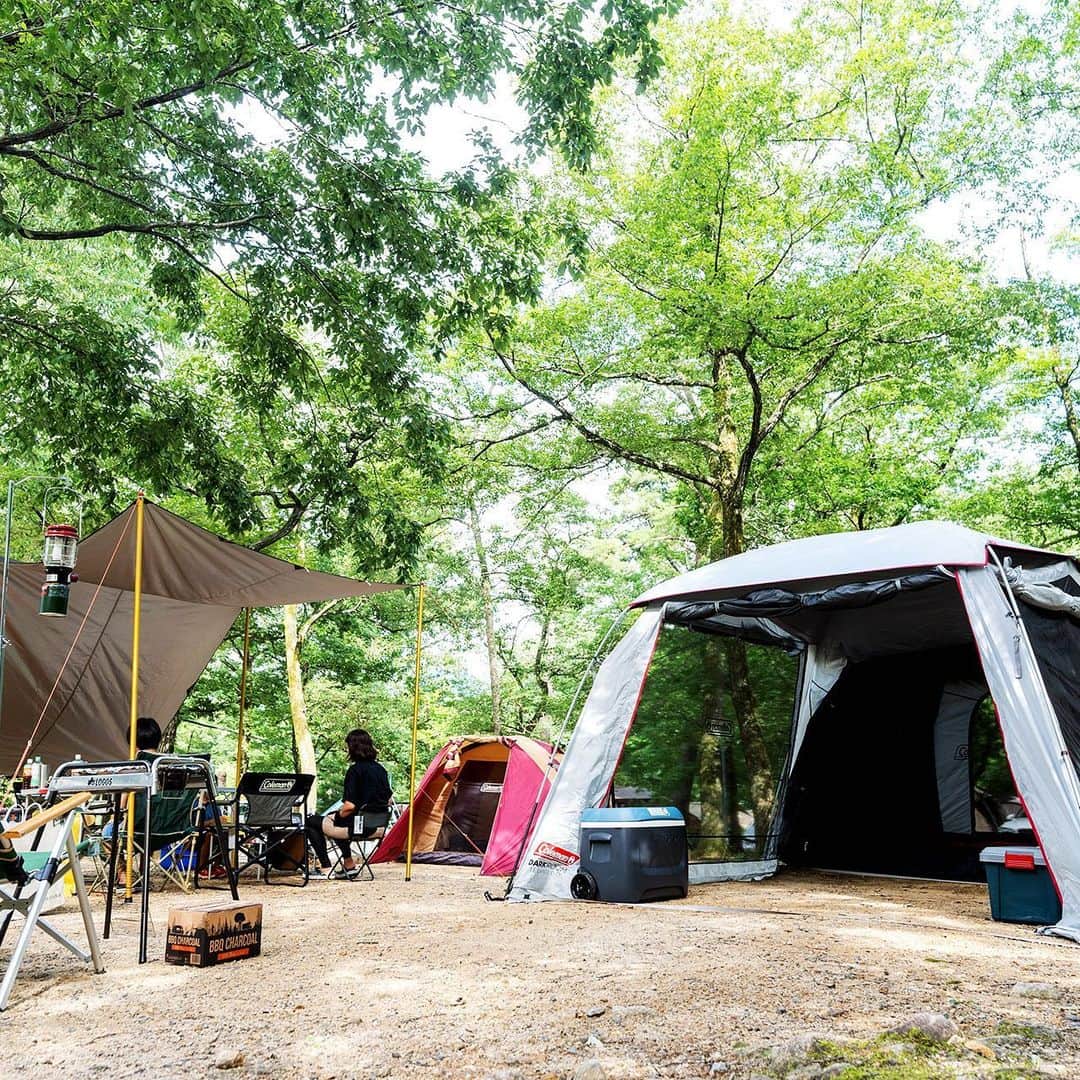 キャンプ情報サイト［ランタン］のインスタグラム：「CAMP SMILE STYLE ／ 大人数で楽しむファミリーグルキャン！ アウトドアテーブルを囲んでのトランプは大盛り上がり ＼ いろんなキャンパーのキャンプスタイルを現地取材と一般キャンパーからの投稿で数多く掲載してます。 . . 詳しくは @lantern.camp webサイトをご覧ください . . #camp #camping #camplife #outdoor #travel #trip #lantern_smile #キャンプ #キャンプ用品 #アウトドア #テント #自然 #旅行 #キャンプ初心者 #キャンプ好きな人と繋がりたい #アウトドア好きな人と繋がりたい #camper #外遊び #キャンプスタイル #マキノ高原キャンプ場 #グルキャンプ #グループキャン #Coleman #コールマン #ノーススター #ガスランタン #ランタンポール #LOGOS #ロゴス」