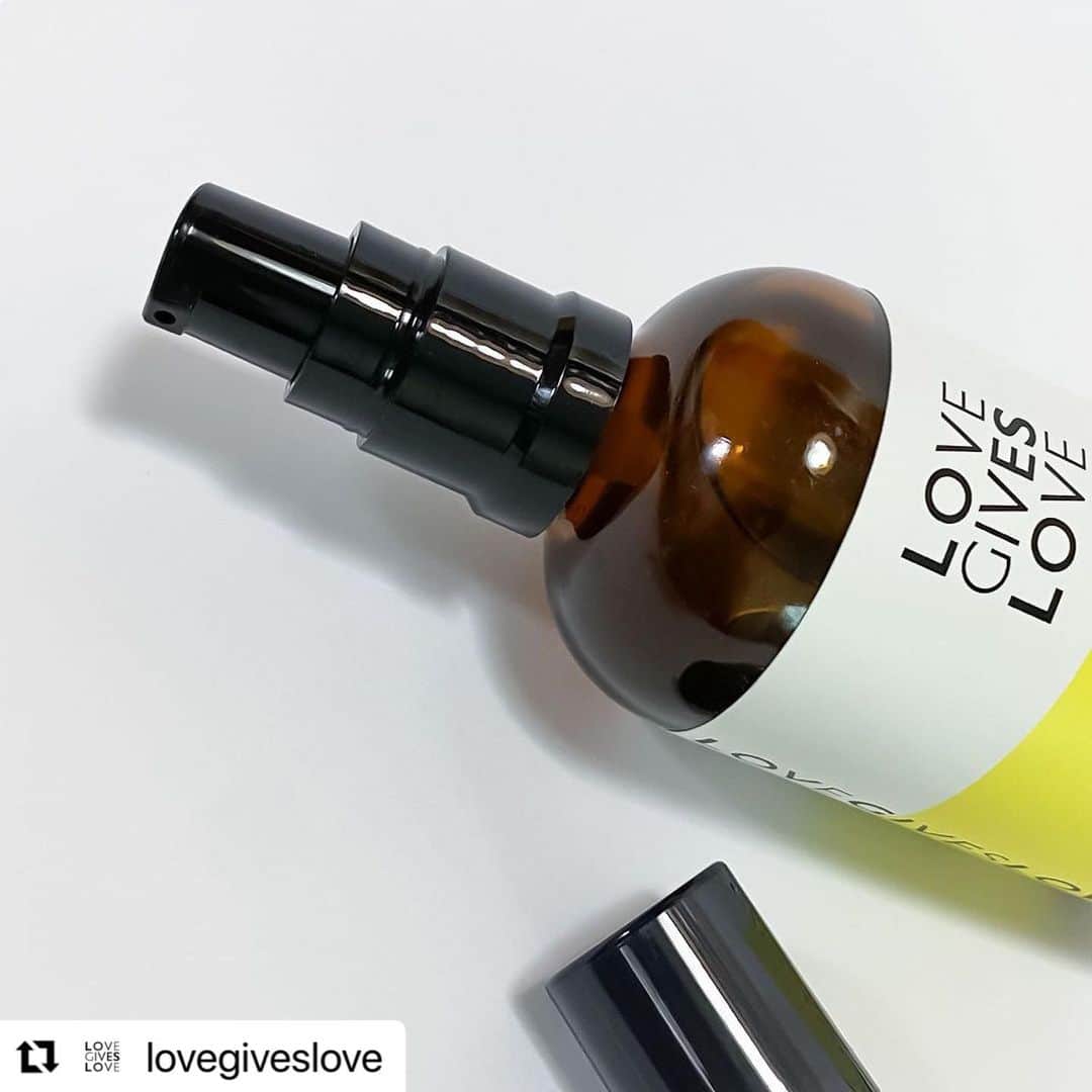 のインスタグラム：「#Repost @lovegiveslove with @use.repost ・・・ 🌿GIassyオイルウォーターローションの成分について🌿  Glassy オイルウォーターローションはポンプ式になり、更に使いやすくデザインリニューアル致しました🌿  ローションの成分は全てオーガニック！ローズマリー葉水と3種類のアロマブレンドオイル。 また国産の果物や野菜を 日本の伝統製法である[ 自然発酵]をし丁寧に発酵エキスを作っています！ 2層になっているオイルウォーターローションは振って使って下さい！ 混ざり合う事により軽いテクスチャーなのにしっとりと保湿しシミやシワを防ぎ、健康的なお肌へ導きます✨  ユニセックスで健やかなアロマブレンドの香りはRIKACOオリジナル！ 香りが生活に豊かさをプラスし人と地球に優しいオーガニック商品を選ぶことで未来の地球に恩返しする事にも繋がります🌏🌿  　 @rikaco_official  #organicskincareskin #organicskincareproducts  #healthylifestyle  #❤️」