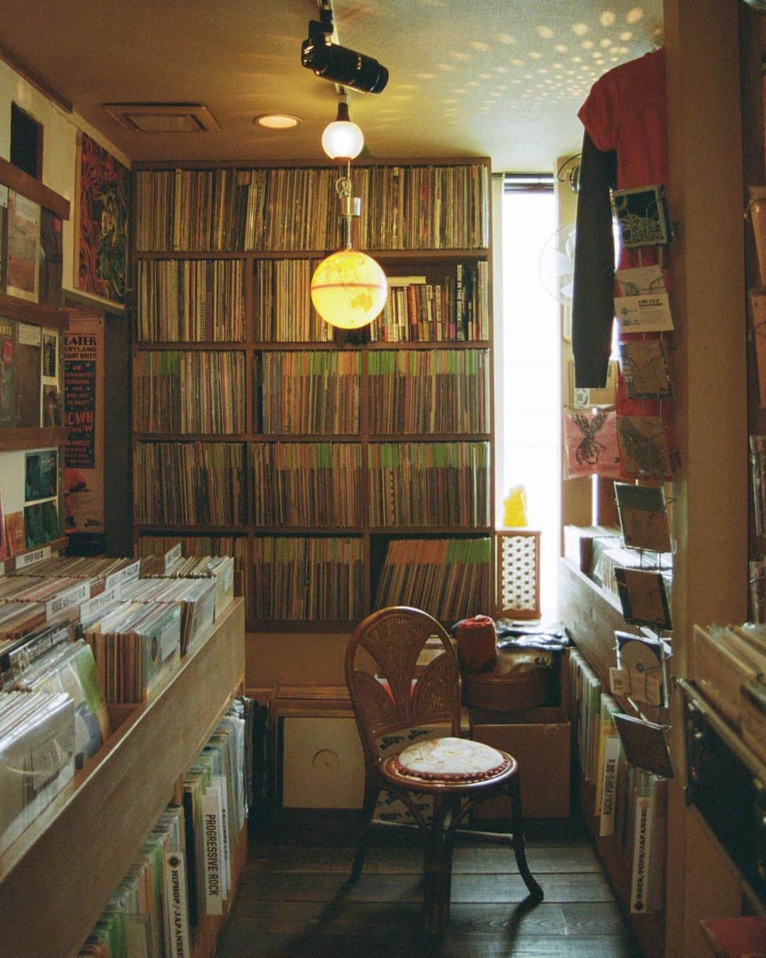 Olliemagazineのインスタグラム：「. Ollie Vol.257 2023 SPRING/SUMMER  「Street For Life.」 - 47都道府県特集 -  Biscuit Records @biscuitrecords   アットホームな空気感を求め 絶えず人が交差する街の”中継所”  今号の連載コンテンツ「股旅」でも登場する山形のレコード＆バー「Biscuit Records」。 業界関係者も納得のハイセンスなレコードと人情味溢れる店主を訪ね、県外からも多くのHIPHOP好きが集う名店だ。なかなか実店舗を構えるのが難しい時代なだけに、最初はオンラインショップからスタートしたが、レコードの魅力を直に感じてもらうためこちらを開いたのが7年ほど前のこと。コンパクトな規模感を活かし、多くのコミュニティがクロスオーバーするこのお店で、山形ならではの濃厚なカルチャーが紡がれていく。  Photograph_Ryota Chiba Text_Mahina Takizawa  #olliemagazine#olliemag#ollie#Ollie_Vol257#streetculture#street#skateboard#skate#skater#music#hiphop#rap#rapper#art#fashion#graffiti」