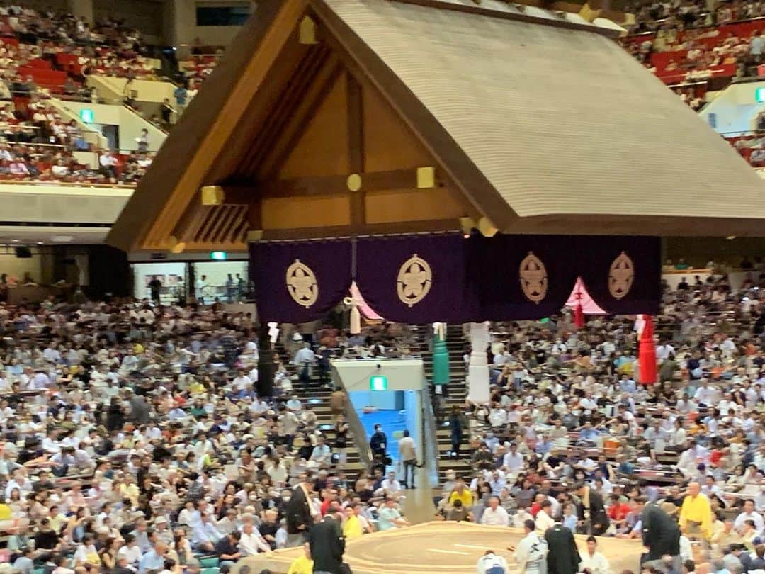 栗原類のインスタグラム：「先日の日曜日、久しぶりに相撲見に行ってきました。ドラマ「サンクチュアリ」を見てかからは初めてのて試合でした。ドラマでもクオリティ高く試合が描かれていましたが、やはり生でしか味合わえない緊迫感と勢いがあって見ていてとても楽しかっただけではなく刺激になる要素が沢山有りました。力士の方々も皆存在感があって凄かったです。 #相撲　#両国国技館  #sumo」