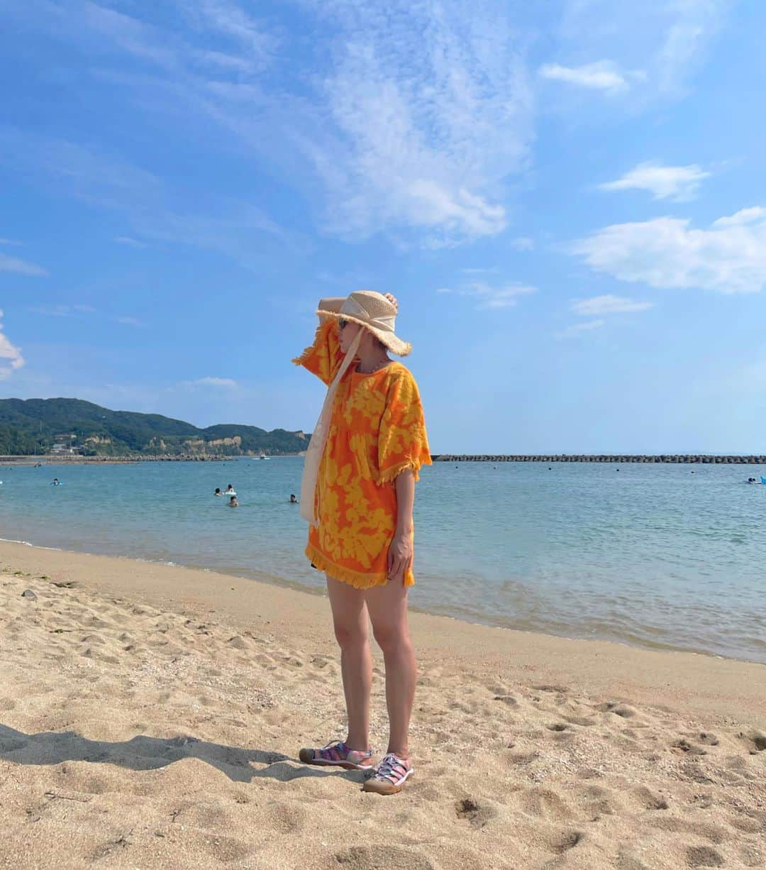 Momoのインスタグラム：「夏終わったけど、お気に入りのワンピとハット着て海行ったの載せておこう☀️ ㅤㅤㅤㅤㅤㅤㅤㅤㅤㅤ  #ももえのコーデ #淡路島 #阿万海水浴場」