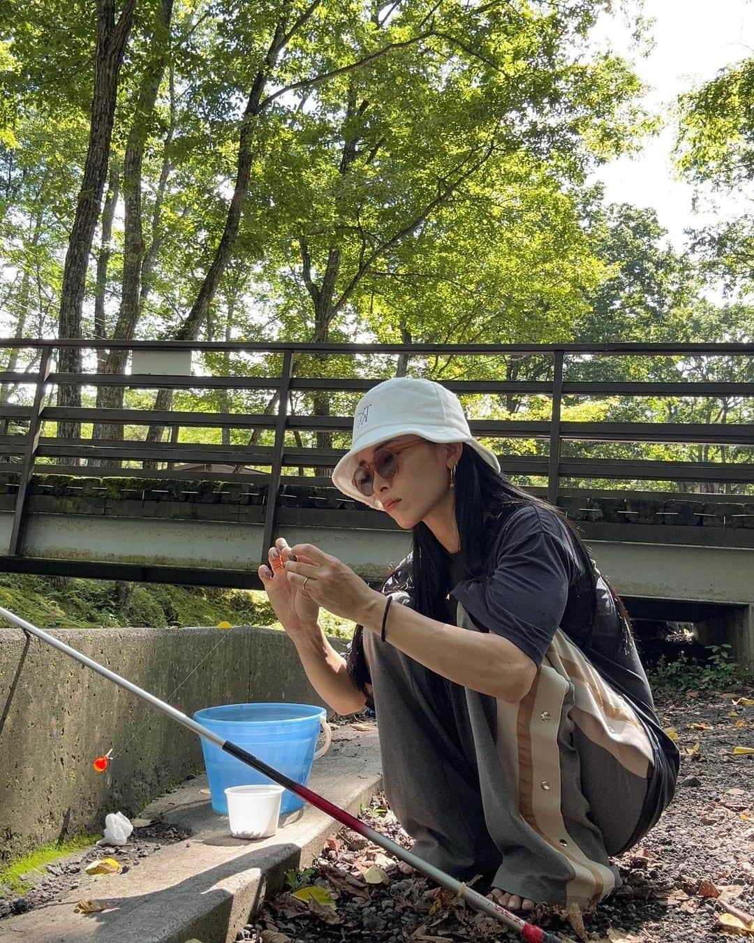 尾崎紗代子さんのインスタグラム写真 - (尾崎紗代子Instagram)「. ２日連続のおもちゃ王国。(１枚目はホテルでの写真) ２日目は念願の釣り体験もやりました🎣 (次女は終始昼寝ヨッシャァ)  もちろん私は釣りはほぼやった事無く、 幼少期に父に連れてって貰った時の 記憶を辿って餌をつけたりしていました。 ここでは釣った魚をその場で焼いてくれるという 貴重な体験ができるので 意気込んで行ったところ、見事２匹釣れました🐟 しかし釣れた後に気付いた。  この魚に刺さった針はどうやって取るんだ？  まさかこの暴れ回る魚を抑えつけて 針を取るのか？ 無理に決まってる。(弱)  ということで、ワンオペ中に初めて 本当に無理誰か助けての瞬間が生まれました。爆  結果は店員さんにお願いして(情けない) どうにかなりました☺️  食べるタイミングで起床した次女は流石。  その後はいろんなところで遊び倒して 悔い無く帰宅。  この日かぶってる帽子は @timelesswomen_official のもの☺️ かんわいーー☺️よね☺️  #momlife #mommylife #mommy  #育児 #ママライフ  #6歳 #4歳 #２歳 #motherof3 #motherhood  #family #familyphoto  #3人育児  #3児のママ #3児ママ  #familytime  #5人家族 #familyphotograhy #familyfirst #familytrip #ワンオペ #ワンオペ旅行」9月19日 18時25分 - osayo_osayo