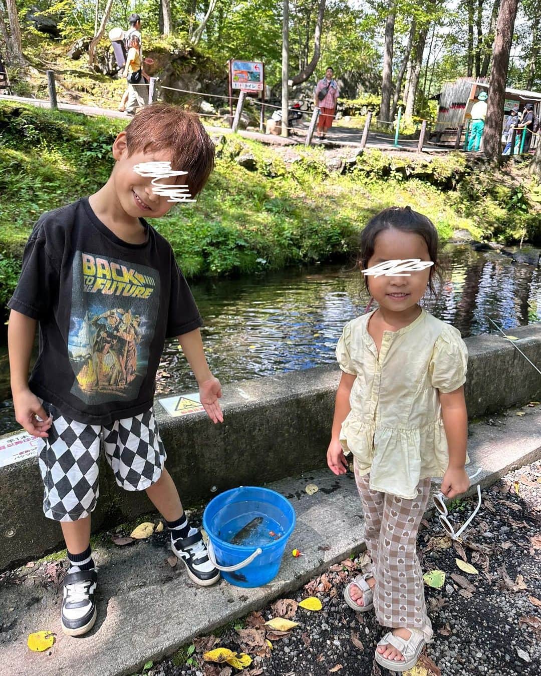 尾崎紗代子さんのインスタグラム写真 - (尾崎紗代子Instagram)「. ２日連続のおもちゃ王国。(１枚目はホテルでの写真) ２日目は念願の釣り体験もやりました🎣 (次女は終始昼寝ヨッシャァ)  もちろん私は釣りはほぼやった事無く、 幼少期に父に連れてって貰った時の 記憶を辿って餌をつけたりしていました。 ここでは釣った魚をその場で焼いてくれるという 貴重な体験ができるので 意気込んで行ったところ、見事２匹釣れました🐟 しかし釣れた後に気付いた。  この魚に刺さった針はどうやって取るんだ？  まさかこの暴れ回る魚を抑えつけて 針を取るのか？ 無理に決まってる。(弱)  ということで、ワンオペ中に初めて 本当に無理誰か助けての瞬間が生まれました。爆  結果は店員さんにお願いして(情けない) どうにかなりました☺️  食べるタイミングで起床した次女は流石。  その後はいろんなところで遊び倒して 悔い無く帰宅。  この日かぶってる帽子は @timelesswomen_official のもの☺️ かんわいーー☺️よね☺️  #momlife #mommylife #mommy  #育児 #ママライフ  #6歳 #4歳 #２歳 #motherof3 #motherhood  #family #familyphoto  #3人育児  #3児のママ #3児ママ  #familytime  #5人家族 #familyphotograhy #familyfirst #familytrip #ワンオペ #ワンオペ旅行」9月19日 18時25分 - osayo_osayo