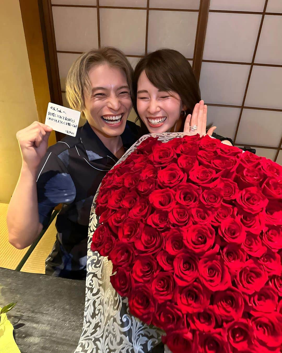 藤原望未さんのインスタグラム写真 - (藤原望未Instagram)「驚きと嬉しさを同時に感じて、 サプライズで泣いたことがない私の 目に涙が溢れて止まりませんでした。  昨日は、本当に特別で素敵な時間を過ごさせて貰った。 ありがとう🥺 . . いつも通り外食をしているつもりでしたが、 なんと108本の🌹と婚約指輪💍✨️、 そして大切な人たちが...😭♡  「遅くなったけど、、」と、大好きな 夫からのサプライズプロポーズ。  大切な人にプロポーズして貰える瞬間が こんなに嬉しくて嬉しくて尊いものなのだと全身で感じました😳  忙しい中、サプライズを考え、用意してくれていたことを 考えると今も文章を書いていて泣きそう😂😂  いつも支えてくれて、優しく包み込んでくれて、 沢山愛してくれて、本当にありがとう。  こんな私だけど、 これからも、宜しくお願いします☺️  @sugizakikenya    #プロポーズ  #婚約指輪  #サプライズプロポーズ  #鍼灸夫婦  #108本のバラ  #🌹」9月19日 18時25分 - nozo.mi74