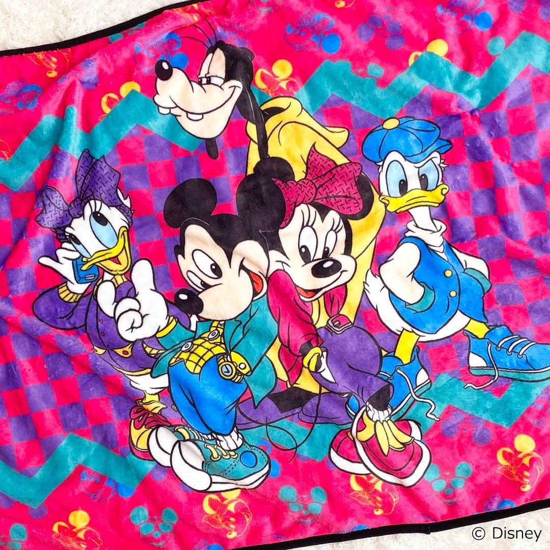 のインスタグラム：「Disney(ディズニー) リュック型ケース付きブランケット ¥4,950(税込)  PLAZA・MINiPLA限定💜💖リュック型のケースが付いたキュートなブランケットがラインアップ。 ブランケットはリュックの中に畳んで収納でき、使わないときでもかわいい✨ 80～90'sのUSAレトロデザインのミッキーたちが描かれ、リュックもブランケットも肌触り抜群です🫶  #Disney #ディズニー #ミッキーマウス #ミニーマウス #ブランケット  #PLAZA #プラザ #MINiPLA #ミニプラ #プラザ購入品 @plazastyle @disneyshoppingjp」