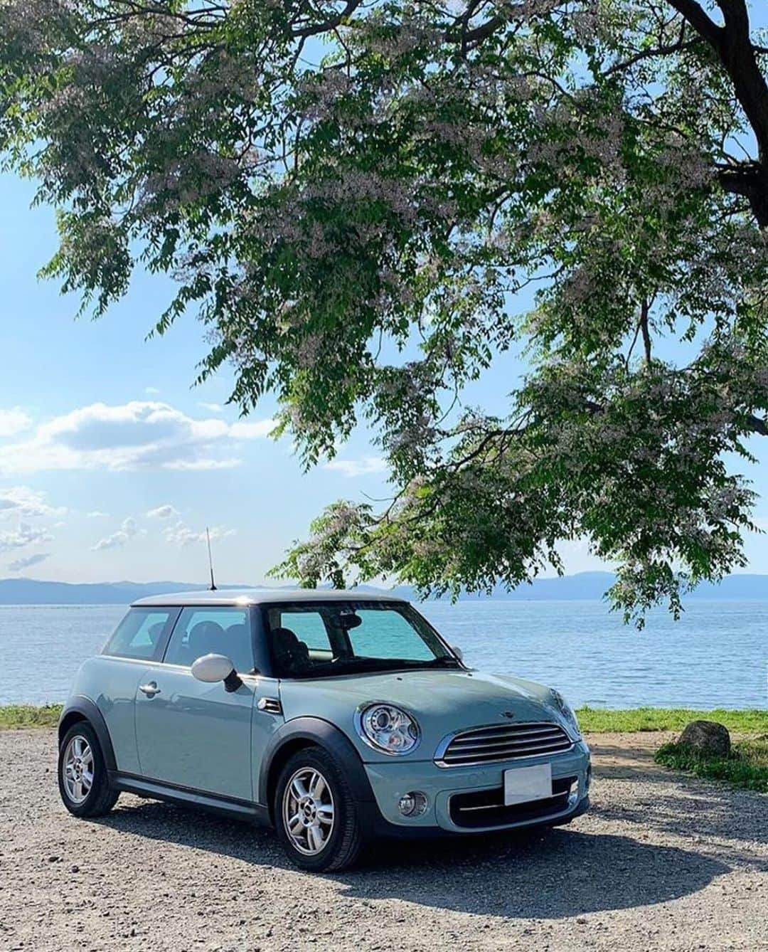 MINI Japanのインスタグラム：「季節ごとに違う顔を見せてくれる琵琶湖がお気に入りのドライブスポット🌊    📸  @ice_blue_mini    #MINIJapan」