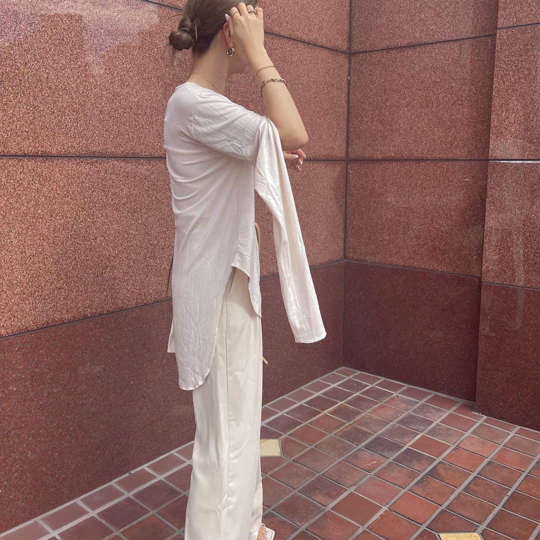 Love_Lifeのインスタグラム：「3色買いしたお気に入り過ぎる2way カットソー  @flen_official オリジナルへの拘りは半端ない！ だてに服好き30年していない仕上がりに大満足です！  モダールは肌触りの良い反面、シワになりやすいけど着ているとシワが伸びるのが凄いところ👏  トップスとしては勿論、ベストやニットのインナーにもオススメです🤗  @flen_official of #FLÉN #フレン」