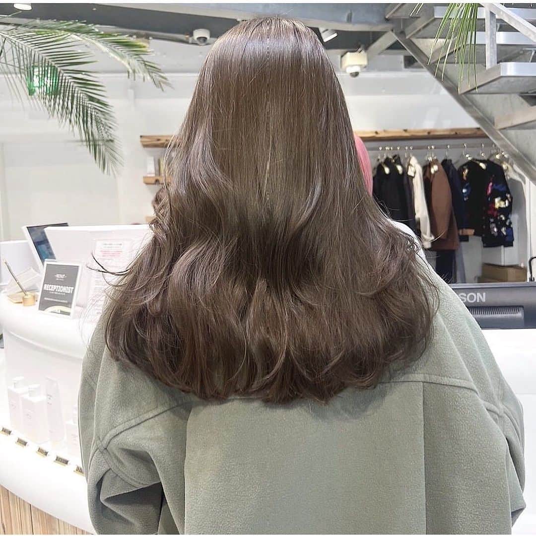 古賀美紀のインスタグラム：「#ブリーチなし でできる  「 #オリーブベージュ ❤︎」  暗いカラーをしていて明るくしたい方、色ムラがある方 地毛からの初カラーのお客様はダブルケアカラー  選択お願いします♡ 当日ベースを見てダブルケアカラー が 必要のないベースですと一回のカラーに メニュー変更可能です✨  ※top stylist指名料＋500 ※学割10%off  オススメ------------------------------------ "プレミアムケアカラー"【毛髪強化剤】 ↪︎切れ毛枝毛を防ぎダメージ98％cut！ 高い染着力とカラーの持続性UP◎ 特別なコーティングをしてくれるトリートメント付き♡ ツヤツヤでサラサラな手触りになります＊ --------------------------------------------  "set menu" "シャンプーブロー¥2700込み" 〜はレングス料金含む  ♡前髪カット＋ケアカラー ¥14,000~  【顔周り後れ毛cut＋¥500】  ♡前髪カット＋プレミアムケアカラー　¥16,200~ 【顔周り後れ毛cut＋¥500】  ♡カット＋ケアカラー ¥16100~  ♡カット＋プレミアムケアカラー¥18300~  ♡カット＋ダブルケアカラー ¥25300~  ♡ケアカラー＋トリートメント　¥18400~  ♡プレミアムケアカラー＋トリートメント　¥20600~  ♡前髪カット＋ケアカラー＋トリートメント¥20500~ 【顔周り後れ毛cut＋¥500】  ♡前髪カット＋プレミアムケアカラー＋トリートメント　¥22700~ 【顔周り後れ毛cut＋¥500】  ♡カット＋ケアカラー＋トリートメント　¥22600~  ♡カット＋プレミアムケアカラー＋トリートメント　¥24800~  ♡前髪カット＋ダブルケアカラー¥23200~ 【顔周り後れ毛cut＋¥500】  ♡カット＋ダブルケアカラー ¥25300~  ♡ダブルケアカラー ＋トリートメント ¥27600」