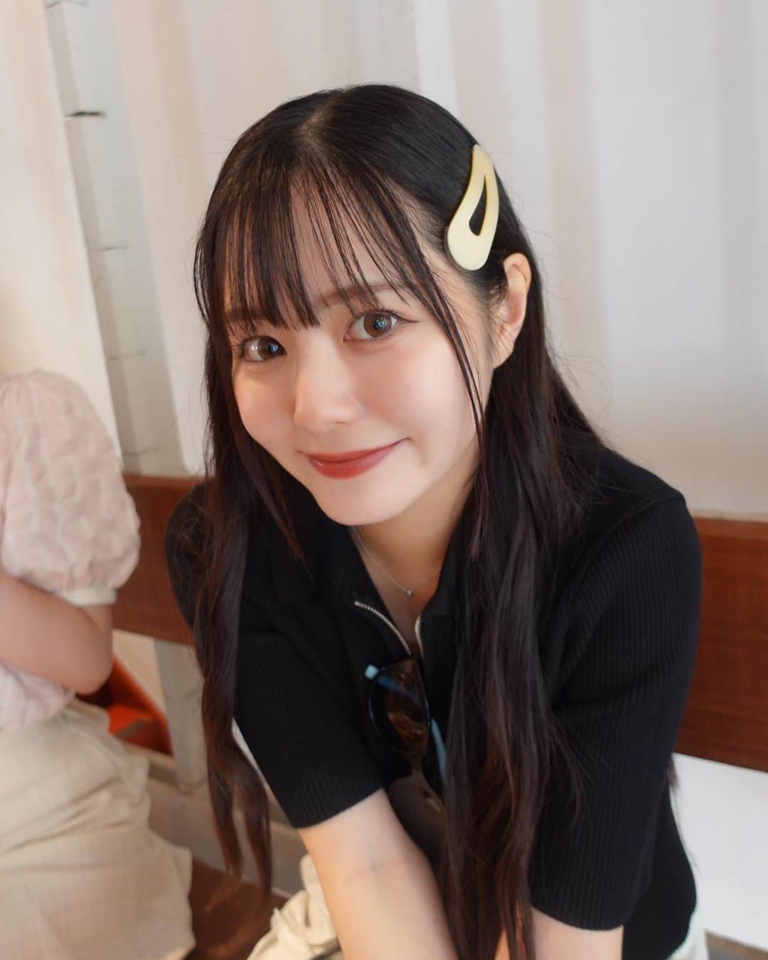 石川涼楓のインスタグラム：「夏休みラスト🍧 今年は夏らしいことたくさんできて満足＾＾  秋学期も授業頑張ります~🥲🥲 ・ ・ ・ 夏休みラストに駆け込んだ最近の美容事情です🧚🏻‍♀️  👩🏻いつもカラーとトリートメントお願いしていて、今回は髪質改善と縮毛矯正お願いしました！ 髪の毛さらっさらで嬉しい~☺︎ @yusuke.yamamoto_hairdesign さん  💅毎月の楽しみのネイル♪ 今月も相変わらず可愛すぎてお気に入りです❤︎ @nail__yua さん  📍毎月その時の顔面の調子を見て美容鍼や小顔矯正などの施術をしていただいていて、本当に助かってます🥲 @yuusuke1216_oasis さん  🦷矯正の器具が取れたので、ホワイトニングに伺いました！一回で効果出てとっても嬉しい~🤍 @platinum_beauty_shinjuku さん  #髪質改善 #縮毛矯正 #ネイル #ネイルデザイン #美容鍼 #oasistokyo #ホワイトニング #pr」