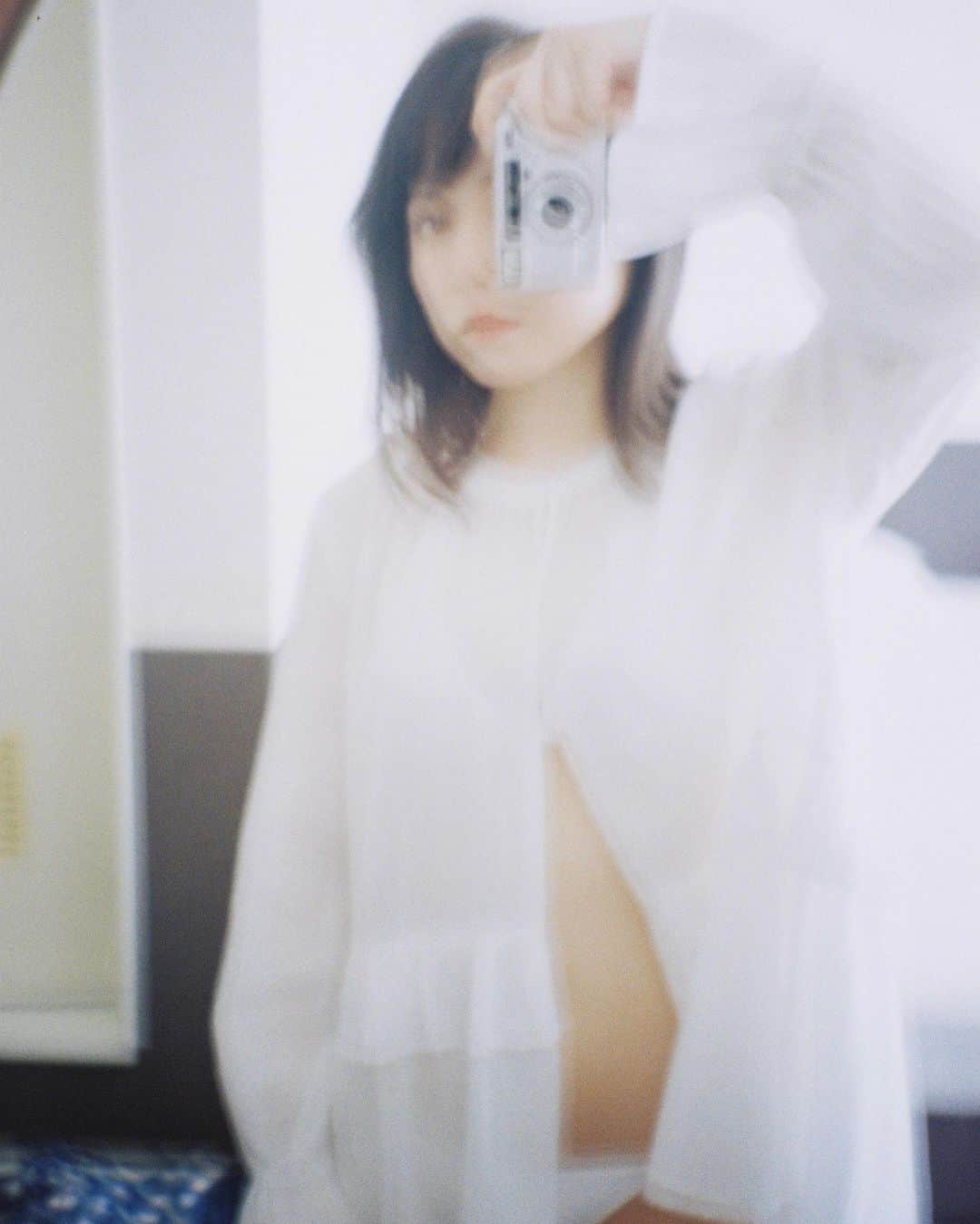 前田美里のインスタグラム：「ファインダー越しの私の世界。写真集発売まであと10日！🤍 .  #pentaxespio120mi  #kodakultramax400  . #雑誌  #フライデー #週刊ポスト #グラビア #写真集 #記憶の雫 #講談社 #グラビアアイドル  #アイドル #水着  #被写体 #ファインダー越しの私の世界 #写真好きな人と繋がりたい  #写真 #ヲタク #櫻坂46  #日向坂46  #フォロワー募集中 #gravure #idol #japanesegirl #follow #followme #좋아요 #팔로우미 #팔로미 #오오티디 #화보」
