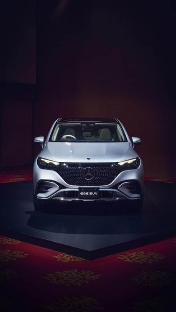 メルセデスベンツのインスタグラム：「【The new EQE SUV】 電気自動車EQEに待望のSUVモデル登場 革新的なテクノロジーとサステナビリティを兼ね備えたプレミアムオールラウンダー  #MercedesBenz #EQESUV #電気自動車 #メルセデスベンツ」