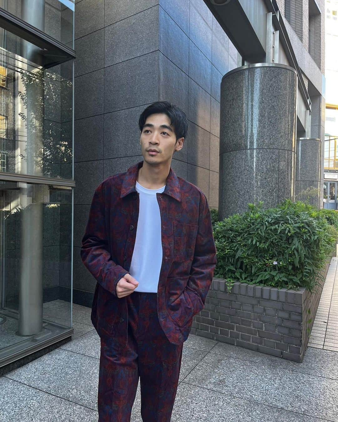 若林拓也さんのインスタグラム写真 - (若林拓也Instagram)「もうすぐ秋が来ますね  @bananarepublic_jpのセットアップは普段使いもできるしフォーマルな場面でも着れちゃいます。  オーナメント柄でワイルドさもありつつ、シルエットが綺麗でコーデュロイの生地なので上品さもあってすごいかっこいい。  たくさん着ちゃいます。  #PR#TheBRLook#バナナリパブリック#バナリパ#コーデュロイ#セットアップ」9月19日 18時31分 - wakabayashi_takuya