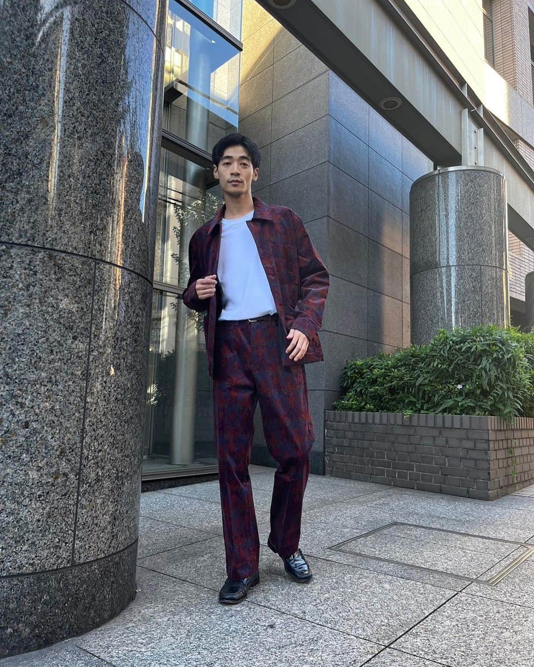 若林拓也さんのインスタグラム写真 - (若林拓也Instagram)「もうすぐ秋が来ますね  @bananarepublic_jpのセットアップは普段使いもできるしフォーマルな場面でも着れちゃいます。  オーナメント柄でワイルドさもありつつ、シルエットが綺麗でコーデュロイの生地なので上品さもあってすごいかっこいい。  たくさん着ちゃいます。  #PR#TheBRLook#バナナリパブリック#バナリパ#コーデュロイ#セットアップ」9月19日 18時31分 - wakabayashi_takuya