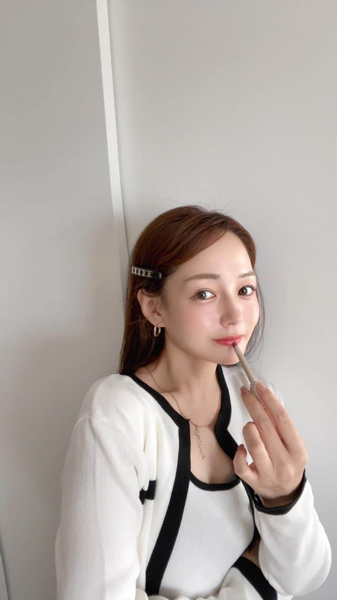大田くるみのインスタグラム：「【細さにびっくりする口角リップ♡】  9/22 発売 ☑︎ #KiSS リップアロー 01 たまゆらベージュ 02 木星ブリック 03 そよそよゴースト  とにかく細くて、開けた時びっくり！ 口角までキュッと塗れるので かわいい唇が作れる♡  全くかさばらないので持ち運びに最強です😍  詳しくは @isehanonlinestore をチェックしてね🛒 . . . #おすすめリップ #秋コスメ #イエベ春 #プチプラコスメ」