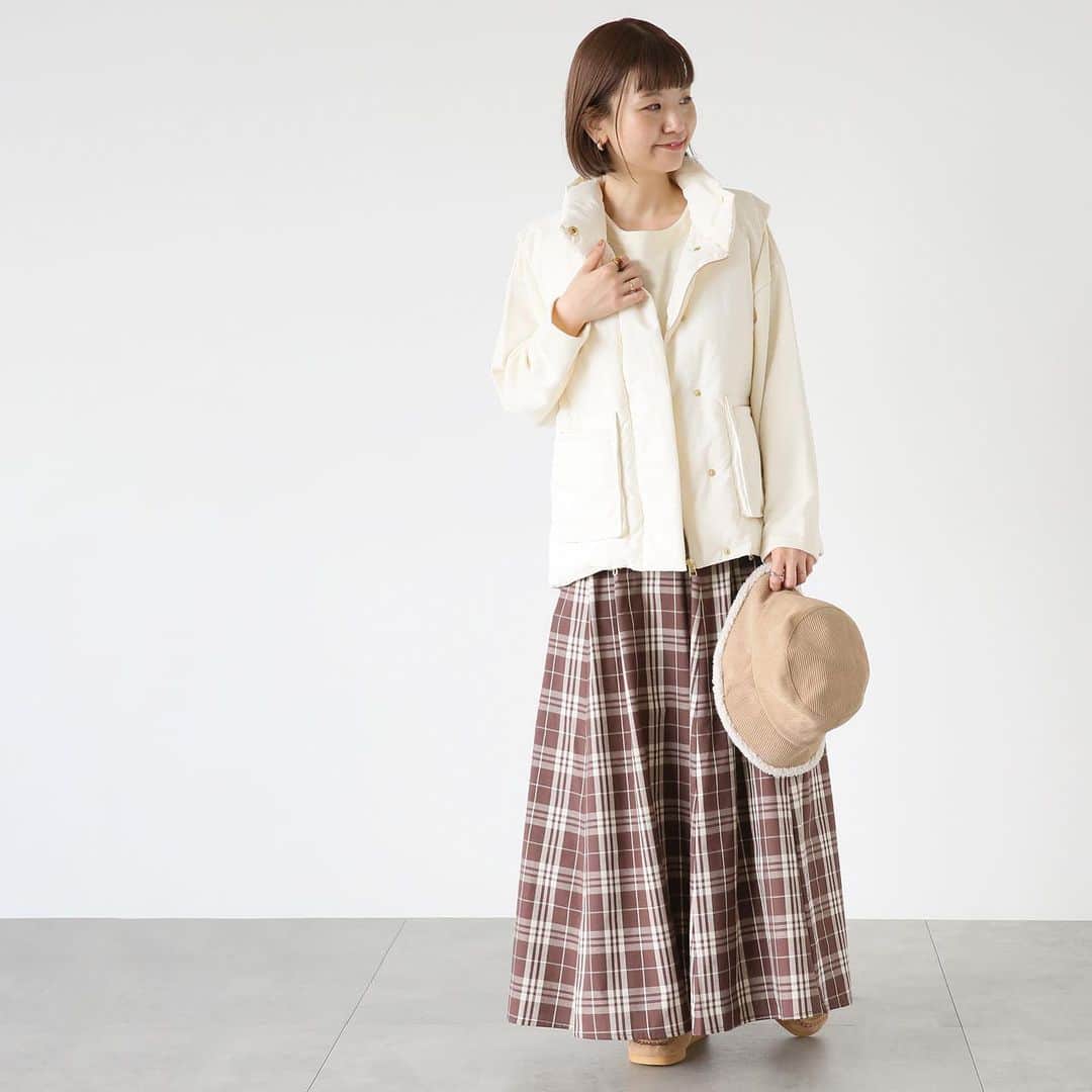Lugnoncure（ルノンキュール）さんのインスタグラム写真 - (Lugnoncure（ルノンキュール）Instagram)「【Recommend Item】 ⁡ ふっくらとした中綿をたっぷり使ったベストは軽くて あたたかく秋から冬にかけて活躍するアイテムのひとつ。 ⁡ ハイネックでマットな表面感が上品な印象で、いつもの コーデにプラスするだけで今年らしいスタイリングに♩ ⁡ ------------------------------------------ ⁡ #vest ¥6,490(tax incl.) _No.1304824 off-white/black 　 ------------------------------------------ ⁡ ※商品画像は、撮影環境やご利用のPC・スマートフォンのモニター環境などにより実物と色味に差異がある場合がございます。 ⁡ ⁡ #lugnoncure #ルノンキュール #オフコーデ #キレイめカジュアル #オフスタイル #休日コーデ #大人カジュアル #カジュアルコーデ #秋コーデ #パディングベスト #ベスト #レイヤードコーデ  #2023aw #canshopig #autumn #fashion」9月19日 18時32分 - lugnoncure