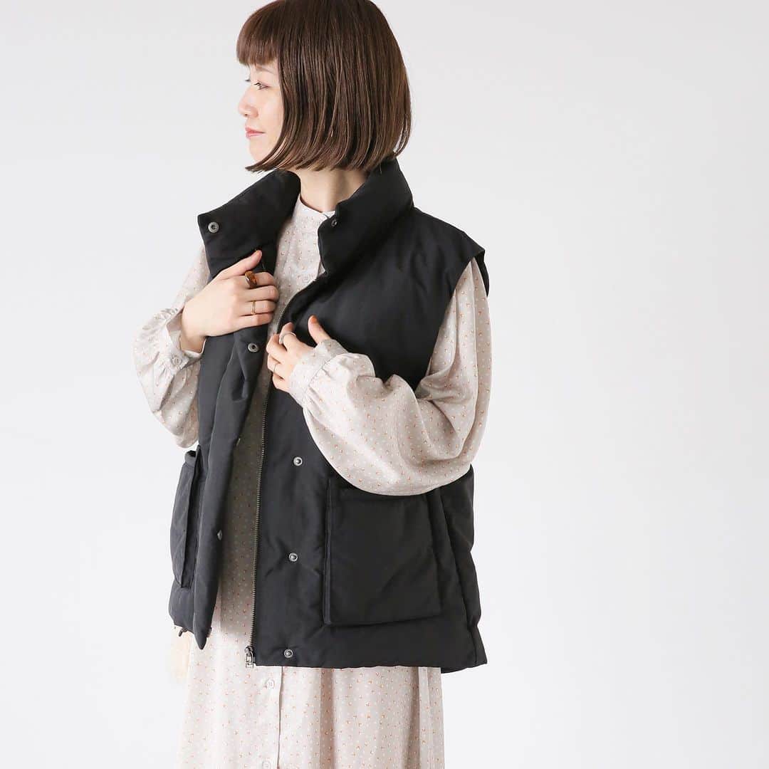Lugnoncure（ルノンキュール）さんのインスタグラム写真 - (Lugnoncure（ルノンキュール）Instagram)「【Recommend Item】 ⁡ ふっくらとした中綿をたっぷり使ったベストは軽くて あたたかく秋から冬にかけて活躍するアイテムのひとつ。 ⁡ ハイネックでマットな表面感が上品な印象で、いつもの コーデにプラスするだけで今年らしいスタイリングに♩ ⁡ ------------------------------------------ ⁡ #vest ¥6,490(tax incl.) _No.1304824 off-white/black 　 ------------------------------------------ ⁡ ※商品画像は、撮影環境やご利用のPC・スマートフォンのモニター環境などにより実物と色味に差異がある場合がございます。 ⁡ ⁡ #lugnoncure #ルノンキュール #オフコーデ #キレイめカジュアル #オフスタイル #休日コーデ #大人カジュアル #カジュアルコーデ #秋コーデ #パディングベスト #ベスト #レイヤードコーデ  #2023aw #canshopig #autumn #fashion」9月19日 18時32分 - lugnoncure