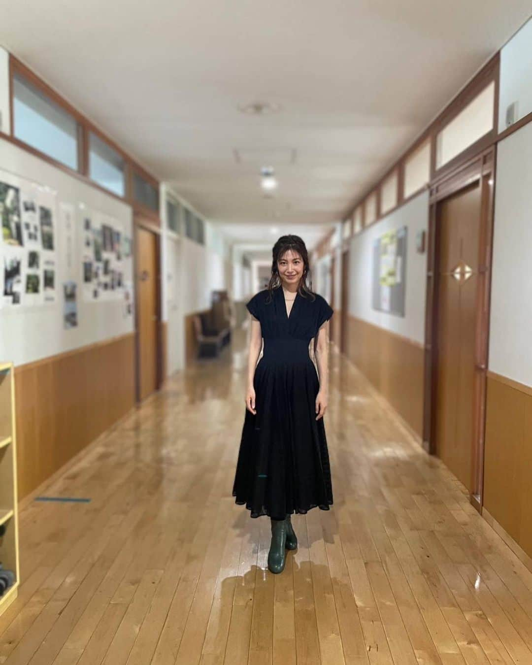 村治佳織さんのインスタグラム写真 - (村治佳織Instagram)「スタッフぽえみよりお知らせ🫧 本日、22時57分からTBS放送　 "FREUDE,"に出演いたします。 2週続けて放送されるのですが、 今週は 「生徒と音楽家を両立した学び舎」 ということで当時を振り返りながら撮影してきました！ 皆様、是非ご覧ください😊  放送されていない地域もあるようなので、放送をご覧になれない方々のために、写真を多めに投稿します☆  styling: @limleanlee hair＆makeup @mii.to_hairmake  one-piece @toryburch  #FREUDE #フロイデ #bmw #村治佳織 #kaorimuraji #classicguitar #classicguitarist」9月19日 18時34分 - kaorimurajiofficial