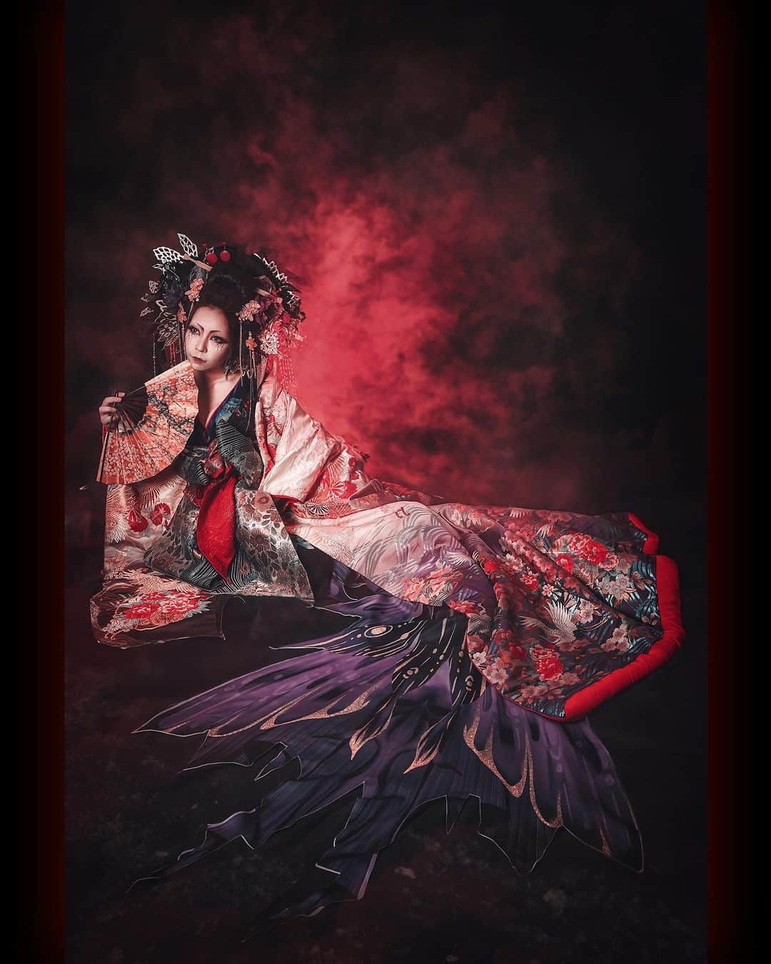 松すみれのインスタグラム：「⁡ ⁡ 【花魁人魚】－Imperial red－ ⁡ ⁡ Studio Makanaでの花魁人魚VIPプラン🪭🧜🏻‍♀️ ⁡ 花魁人魚には思い入れがあって……またやりたいなって思ってたの。 やっと出来た🥹✨️ ⁡ 創作って楽しいなぁ♬︎ ⁡ こちらは背景布ブースでスモークマシンを使用したバージョン❤️‍🔥💭 ⁡ 綺麗な作り込みブースでのカットもありますので、お楽しみに……( ˇωˇ ) ⁡ ⁡ photographer/ @kikyo.wong  assistant/ @hiroky_ash  hair/ @rinrin__rinko  make / @mi_kecat  studio/ @studio_makana2022  ⁡ ⁡  #札幌被写体 #モデル  #花魁 #人魚 #創作  #着物 #花魁人魚  #ポトレ撮影隊  #mermaid #oiran  #mermaid_japan  #mermaidlife  #mermaidphotography  #pasha_magazine  #jp_portrait部  #portrait_lovers_united  #creativephotography  #fineartportrait  #total_japan  #jp_mood  #_fairies_in_dark  #themysterypr0ject  #clv_galerie  #rsa_social  #darkbeautymag  #avantgarde_vibes  #photo_creation_silver  #fantasy_portrature  #mermazingdays2023  #omatsu_oiran_kimono」