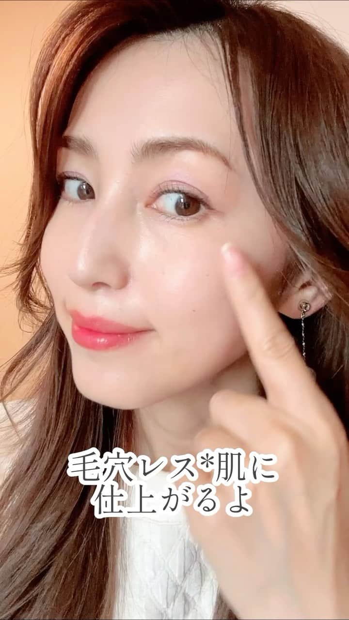 有村実樹のインスタグラム：「プチプラでこのクオリティは試すべき、と感動しました。  メディアリュクスのフェイスパウダーでメイク。 #お布団パフ で人気だそうです。  使ってみたら納得！ 厚みのあるパフだから、指の圧が分散されて均一に塗布しやすい。 ネットのフィルターを軽く押すだけで均一に取れるし、パフに粉がつきすぎない🙆‍♀️  せっかくナチュラルな艶肌を作りたくても最後のフェイスパウダーで完全にマット仕上げになってしまうという人多くないですか？  メイク講座でも、まずはパフに入りすぎたパウダーを叩き出してパフをリセットすることから説明するのですが、、 メディアリュクスのフェイスパウダーは初めからちゃんとつきすぎないように作ってくれてるのが素晴らしい👍✨  細かな粒子で毛穴レス*な仕上がりに 自然な血色感とカバー効果でノーファンデメイクも叶います☺️    *メイクアップ効果による仕上がりのこと #PR #メディアリュクス #お布団パフ #フェイスパウダー　#プチプラコスメ　#ベースメイク  @medialuxe_pr_jp #美容 #美容好きな人と繋がりたい #メイク #コスメ #コスメ好きさんと繋がりたい #美容研究家 #植物療法士 #有村実樹」