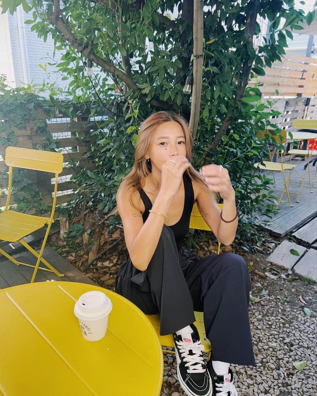 のインスタグラム：「Happy happy days ☺︎✌︎ きょうも朝からしっかり活動しました🩵 よきいちにち過ごせて大満足。 明日も変わらずバタバタですが楽しんでこう🫶🏼✨ New nail ♡ @eti.by.32hills」