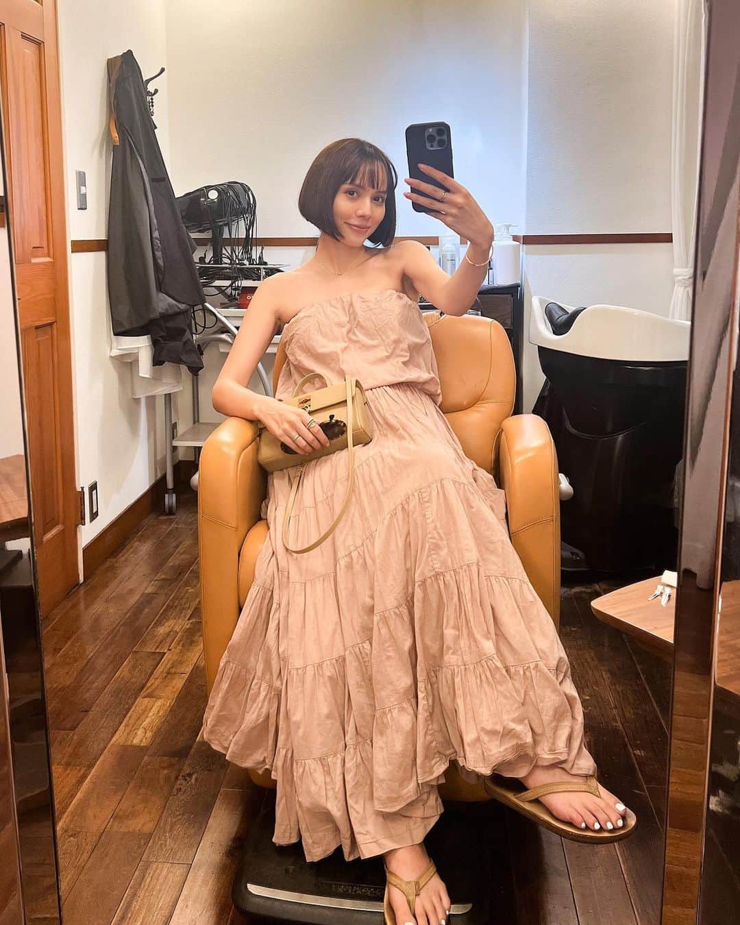のインスタグラム：「着てると褒めてもらえることが多い @mariha_official のワンピース👗 買ったのは数年前だけど、 今でも着るたびにときめく大好き✨🩷  #にーなのしふく」