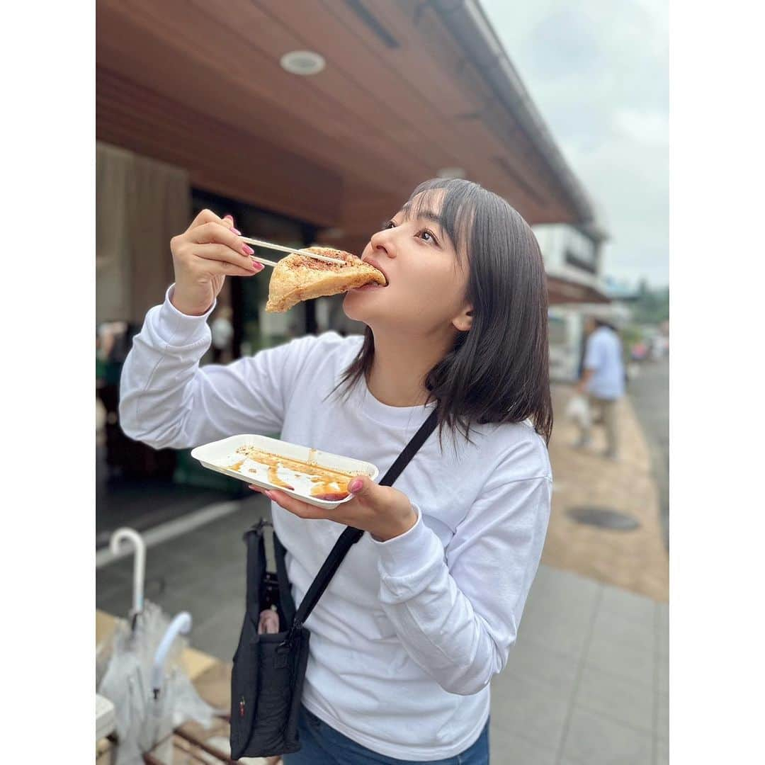 水崎綾女のインスタグラム：「定義山で名物のお揚げさんを いただきました🥰ぺろり。  #定義山 #油揚げ」