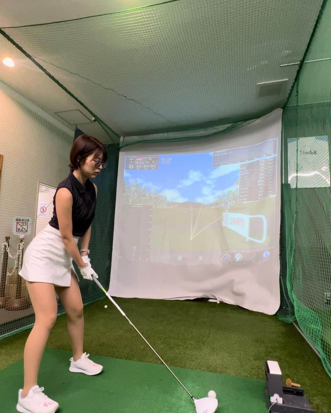 小林由依さんのインスタグラム写真 - (小林由依Instagram)「* 曳舟でシュミレーションゴルフ⛳️ ⁡ ⁡ 会員制ゴルフ練習場のここは、 解像度の高いシュミレーターを採用しているので 快適にゴルフ練習ができるよ✌︎✌︎ ⁡ ⁡ 代表の方がティーチングプロなので レッスンしてもらうことも可能◎ ⁡ この日はわたしも教えていただきました🏌️‍♀️ ⁡ フォームすこし修正したら 楽に打てるようになった✨ ⁡ ⁡ ⁡ トップスは @descentegolf.jp 🫶🏻 ⁡ ⁡ PR @freegolf2022 #FreeGolf #ゴルフ練習場 #インドアゴルフ練習場 #ゴルフシミュレーション #墨田区ゴルフ #墨田区ゴルフ練習場  ⁡ ⁡ #インドアゴルフ #デサント #デサントゴルフ #descentegolf #descente #ゴルフレッスン #ゴルフ女子 #ゴルフ初心者 #シミュレーションゴルフ #ゴルフ #ゴルフウェア #ゴルフコーデ #ゴルフ練習 #ゴルフ場 #ゴルフファッション #ゴルフ好き #曳舟 #東京 #tokyo #墨田区 #ショートヘア #休日　 ⁡」9月19日 18時42分 - yui.minny.now