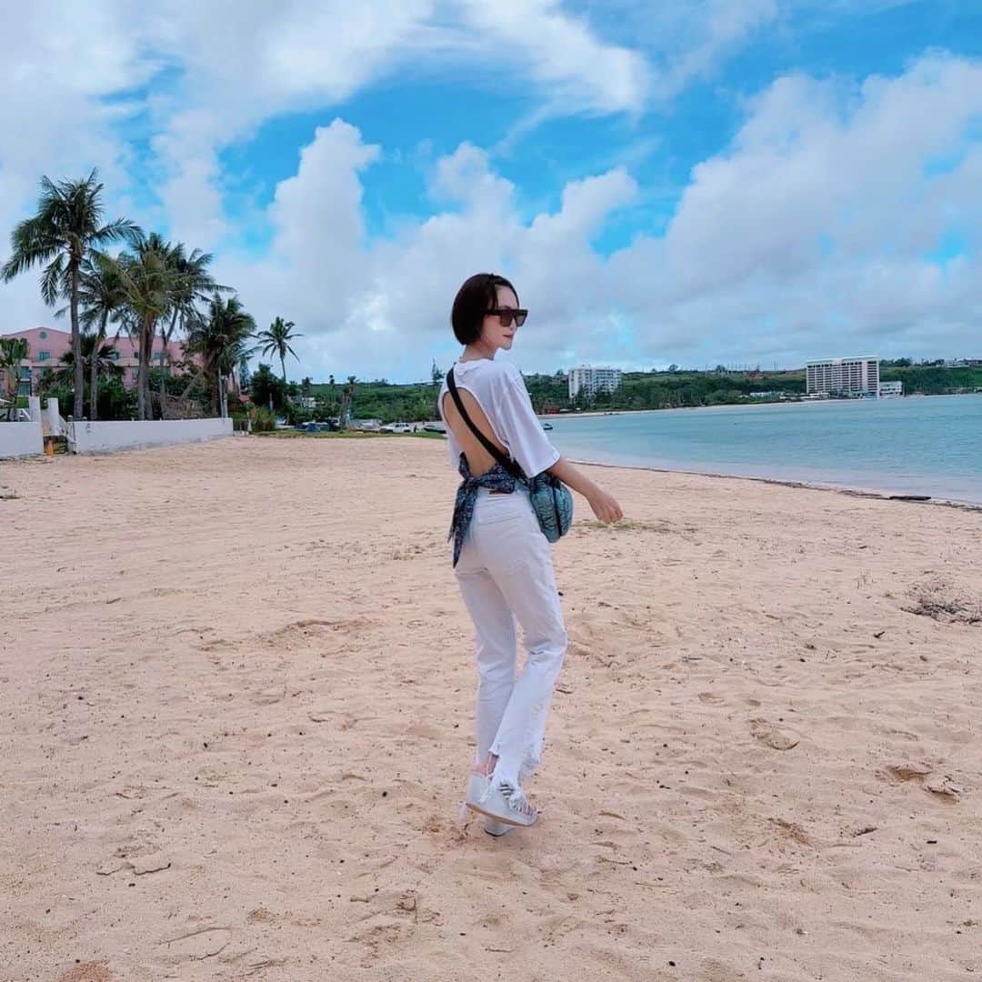 のインスタグラム：「I was refreshed completely.  お誕生日期間は日本を少し離れてました🐠🧘🏻✈️🏝️  作品の素材撮りなどしてましたが🌴ほんの少しゆっくり出来て頭の中をクリアにしてきました。  久々にインスタライブ（いつも唐突にごめんなさい！）をして皆んなと会話出来て嬉しかったです。  コーディネートの事を聞かれたので、久々に服の写真撮ってもらいました。日常や制作中はTシャツばかりであんまり、なのでこの機会に🙏笑  着てるTシャツは後ろが開いてて紐で結ぶので水着の上に楽でした。頭はずっとちょんまげでした😅  デニムはマルジェラ。少し裾がボロボロなところが好きです。  また幾つか息子や夫が写真撮ってくれたのでタイミング見て載せます📸  top @sandroparis  denim @maisonmargiela  bag @balenciaga   #birthdaytrip」